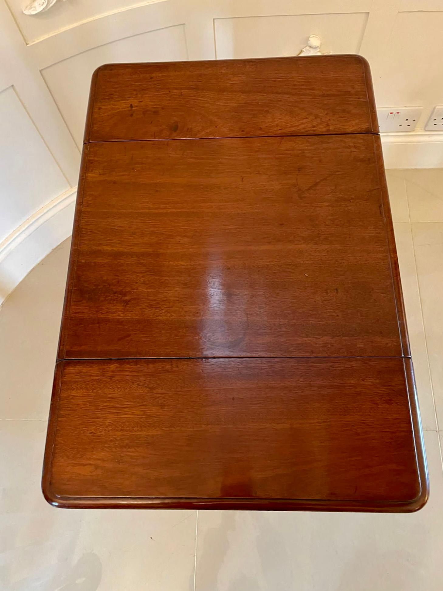 Autre Petite table ancienne en acajou de qualité victorienne avec deux feuilles tombantes en vente