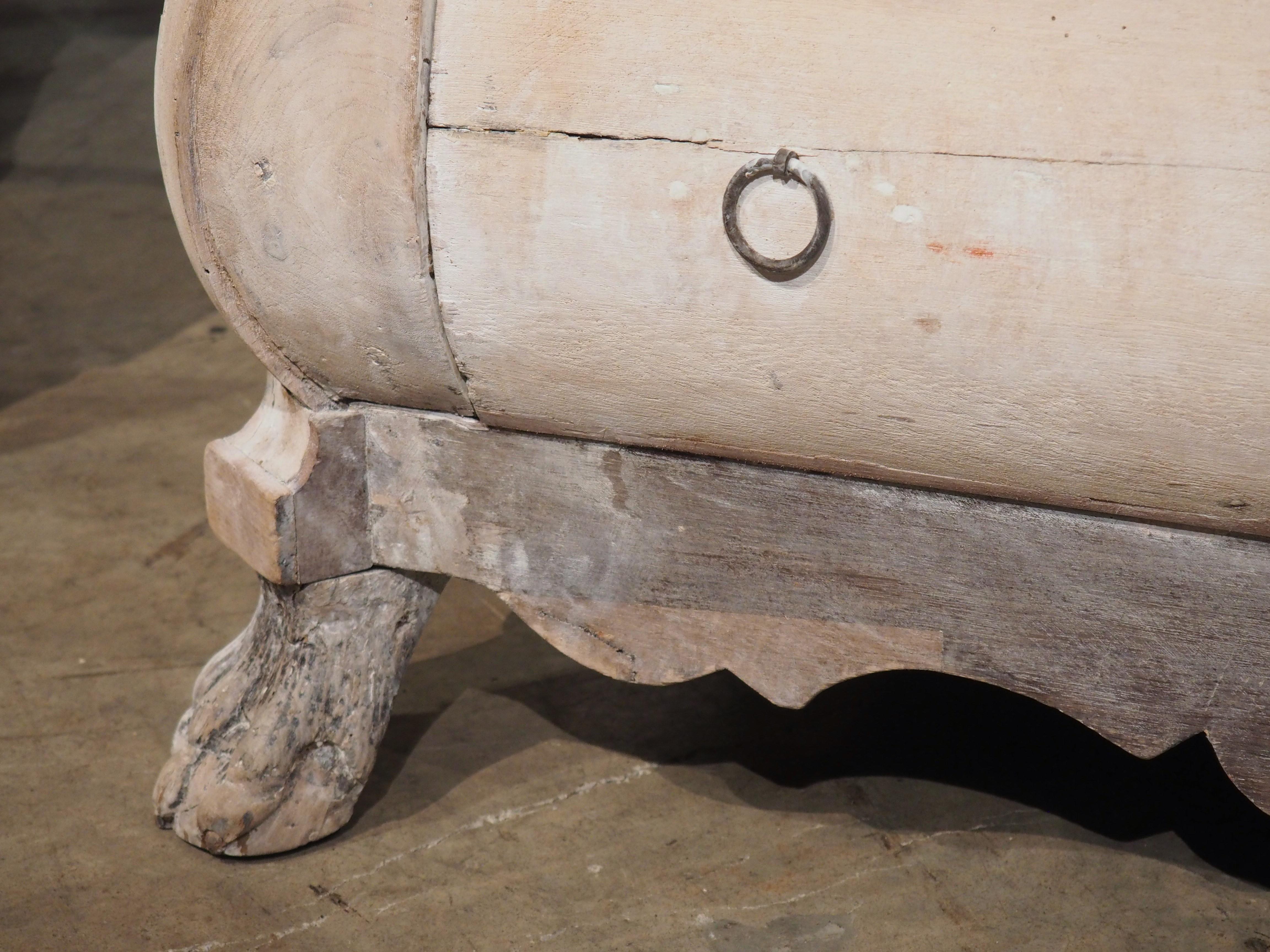 Antike niederländische Bombenkommode aus weiß getünchten Wachs, um 1780 im Zustand „Gut“ im Angebot in Dallas, TX