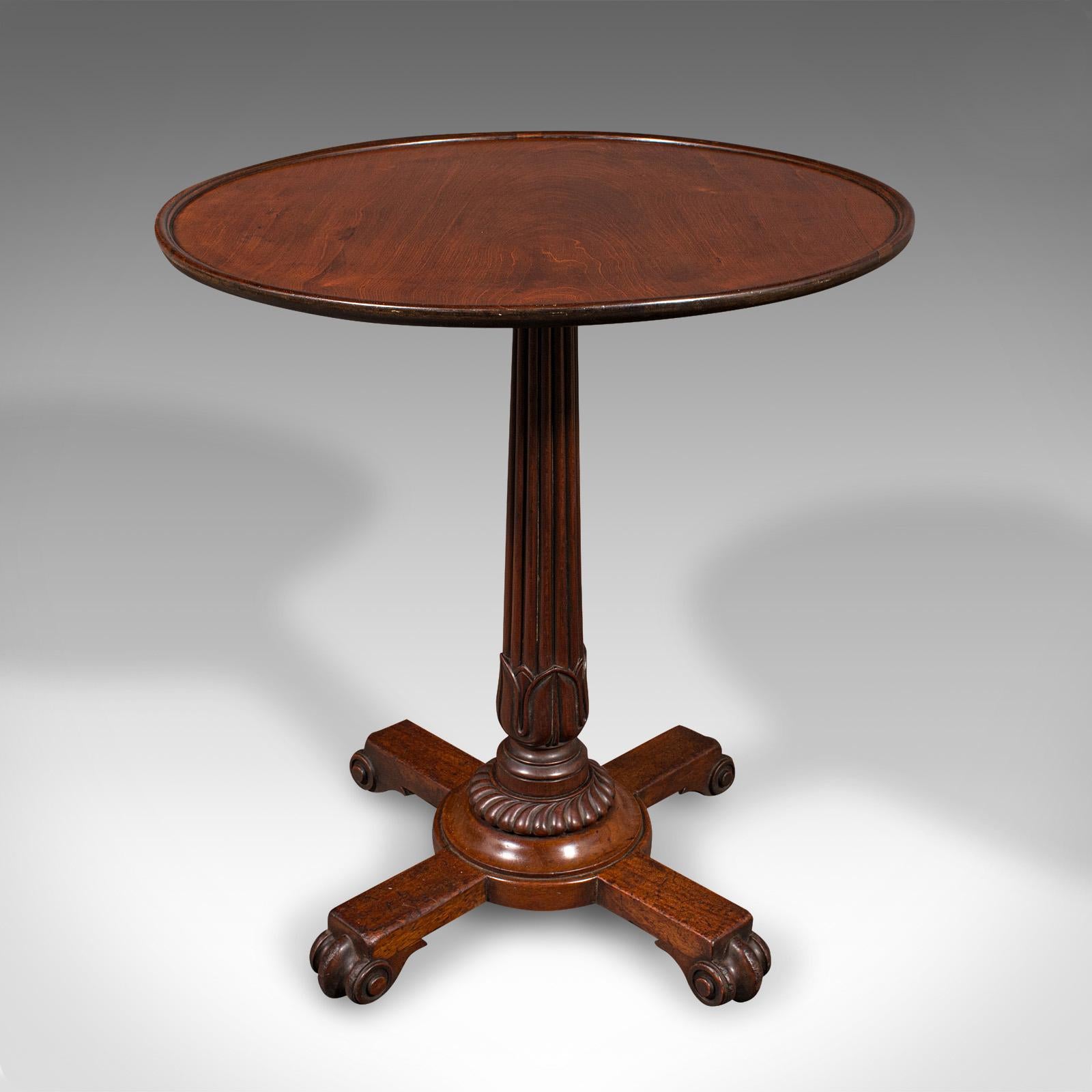 
Il s'agit d'une petite table à vin ancienne. Lampe circulaire ou table d'appoint anglaise en acajou, datant de la période William IV, vers 1835.

Accentuez votre salon avec cette charmante table à vin
Présente une patine d'usage désirable et est en
