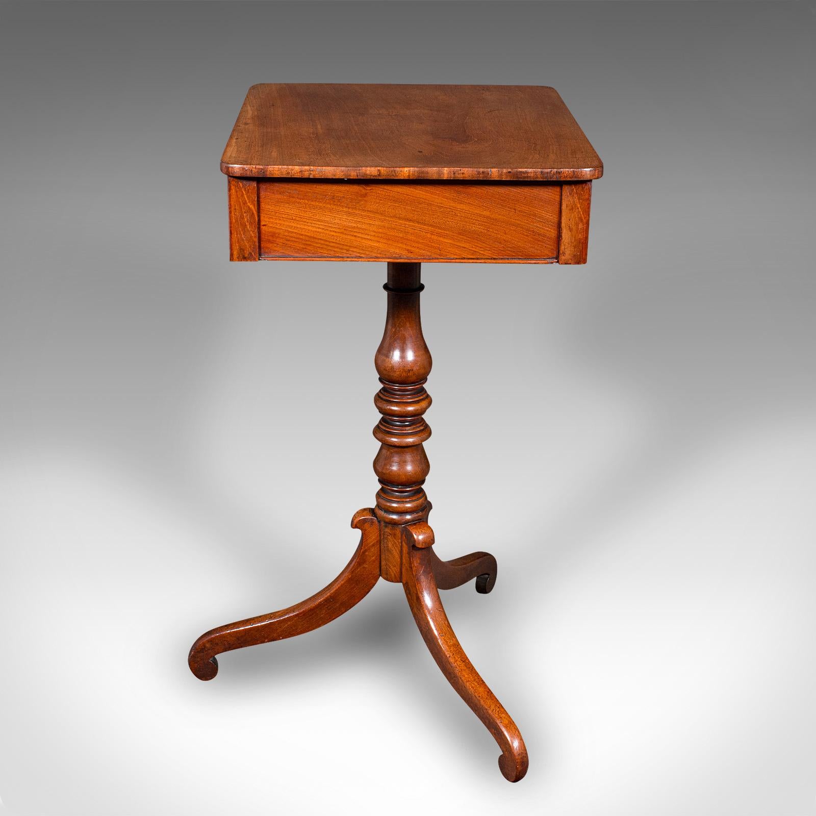 Small Antique Wine Table, English, Side, Occasional, Lamp, Regency, Circa 1820 In Good Condition For Sale In Hele, Devon, GB