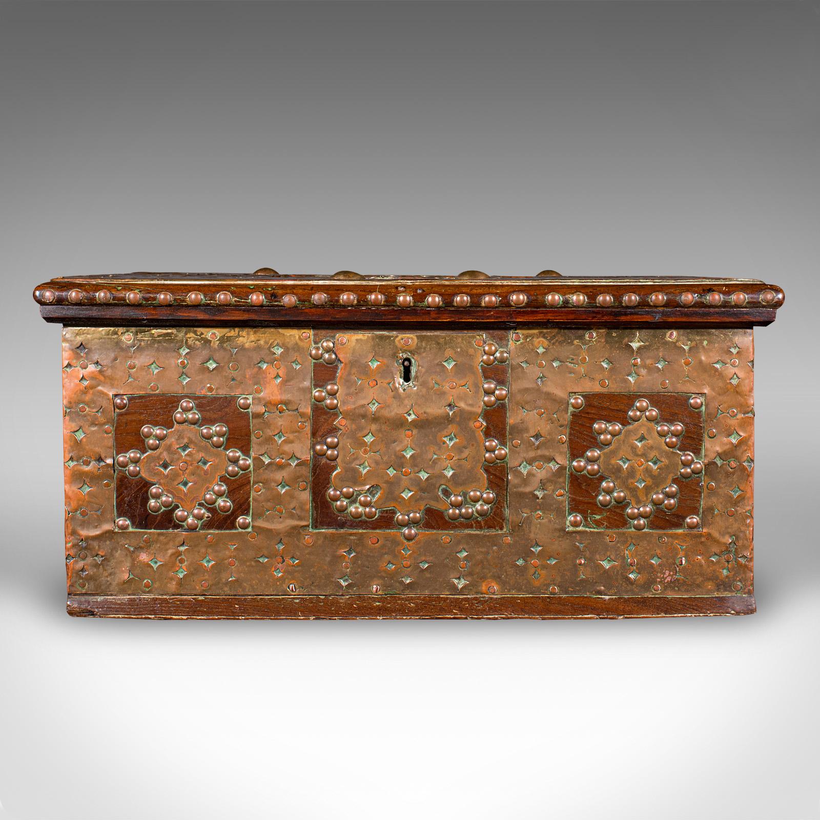 Small Antique Zanzibar Chest, East African Teak, Brass, Travel Trunk, Victorian Victoriano temprano en venta