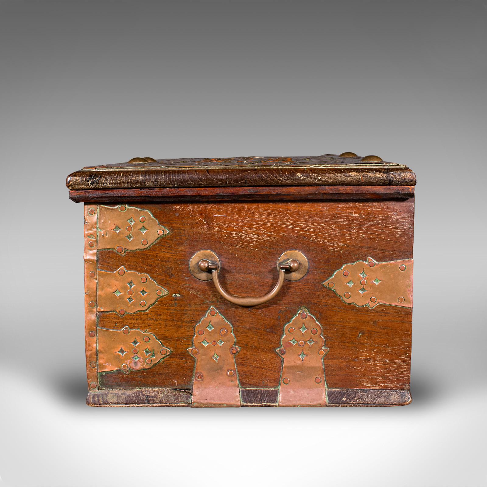 Small Antique Zanzibar Chest, East African Teak, Brass, Travel Trunk, Victorian Mediados del siglo XIX en venta
