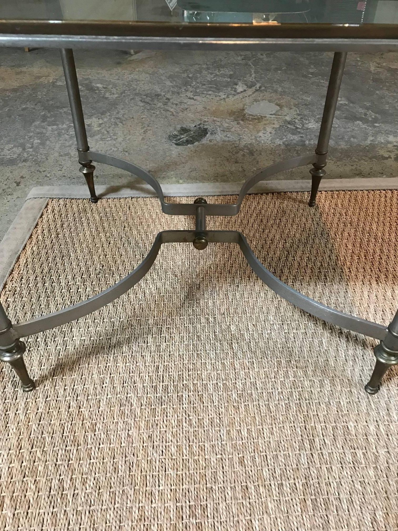 Table en acier et laiton avec un plateau en miroir antiquisé brumeux affichant une esthétique simple mais intéressante dans le style de Yale Burge.