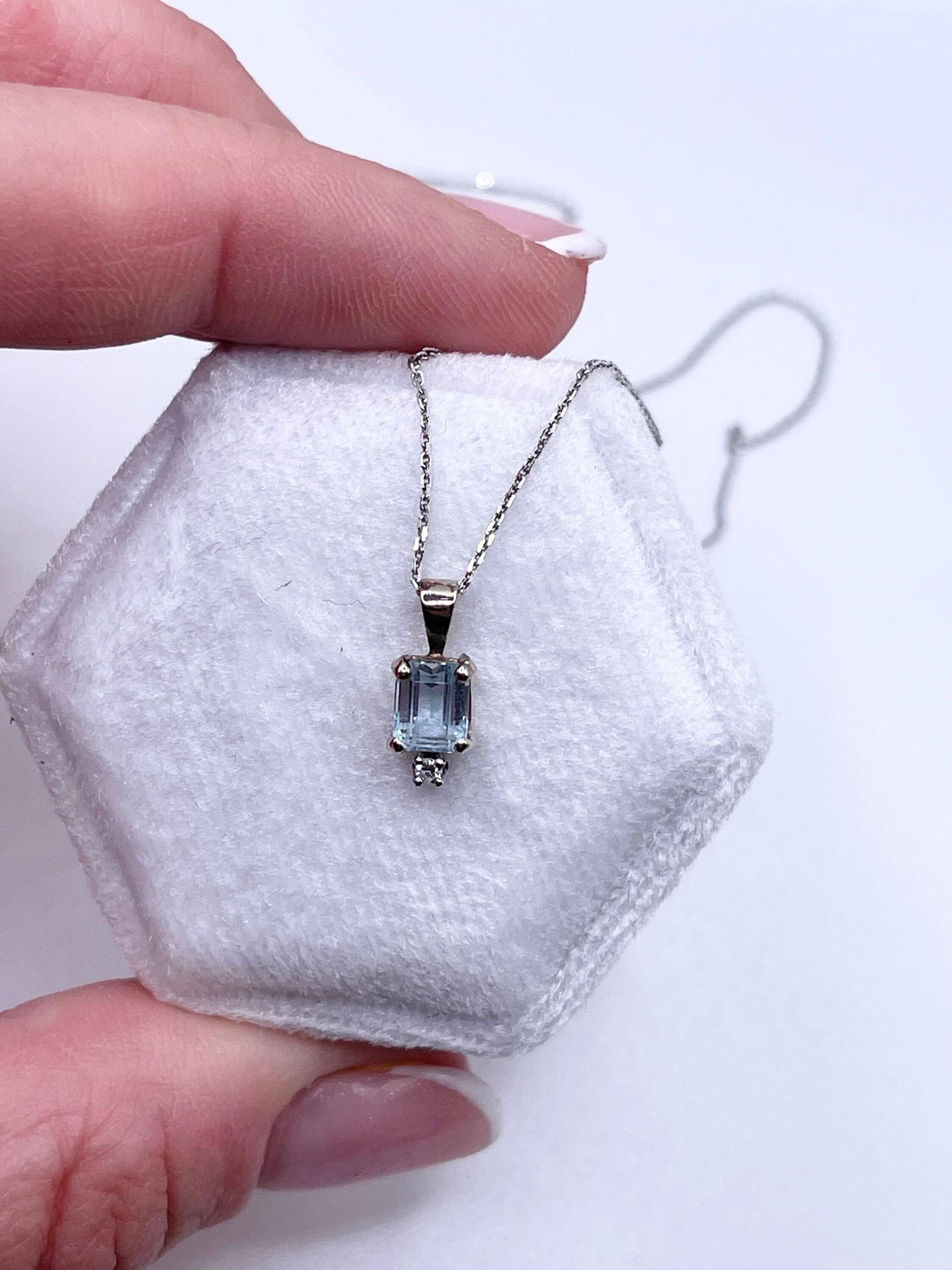 Collana con ciondolo geometrico con acquamarina naturale e piccolo diamante in una graziosa collana con ciondolo in oro bianco 14KT; la catena misura 18 pollici. L'acquamarina è 100% naturale di colore blu chiaro e verdastro. Il diamante è di