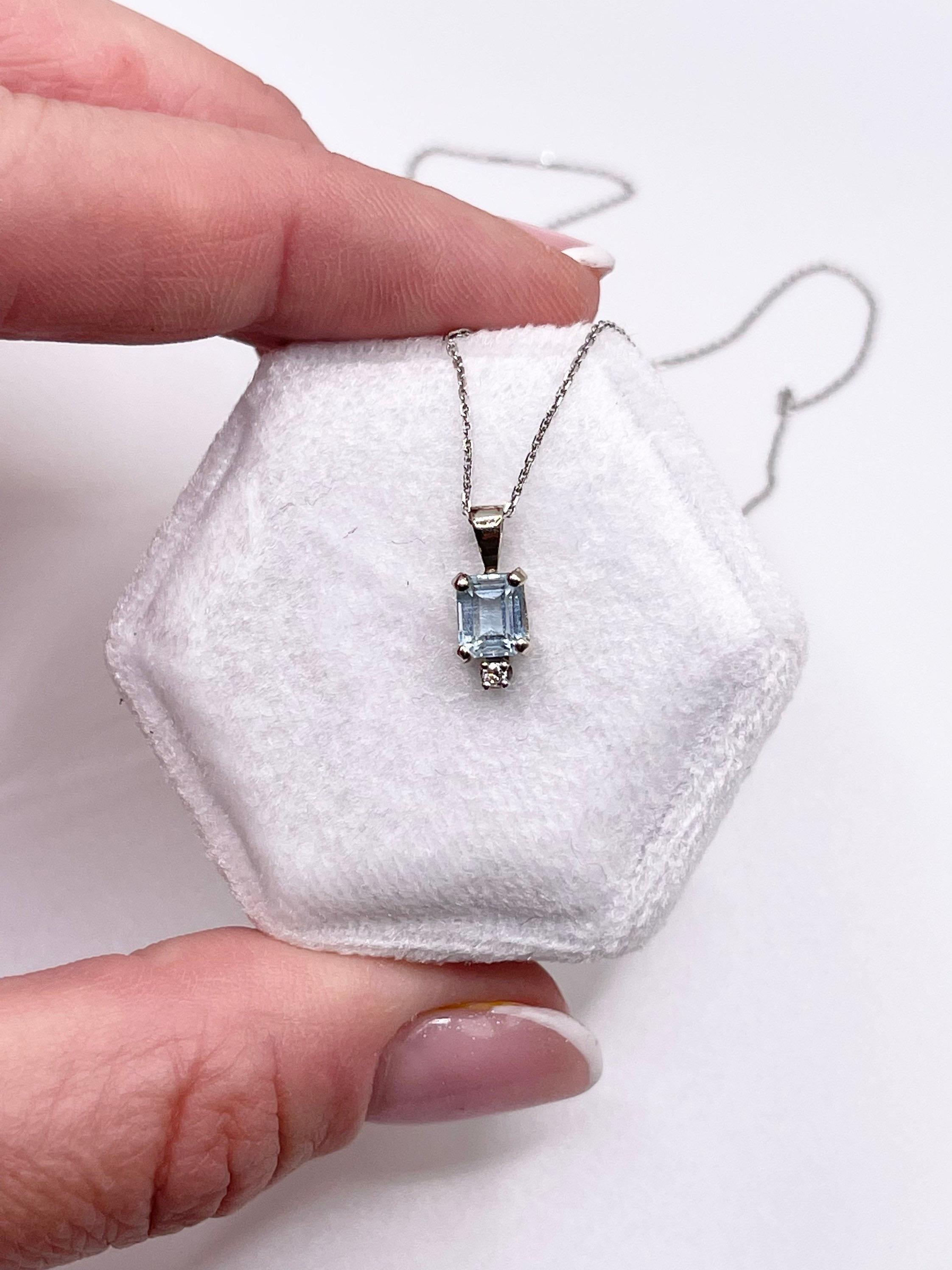 Taglio smeraldo Piccola collana con ciondolo con diamante e acquamarina in oro bianco 14KT con ciondolo retrò in alto in vendita