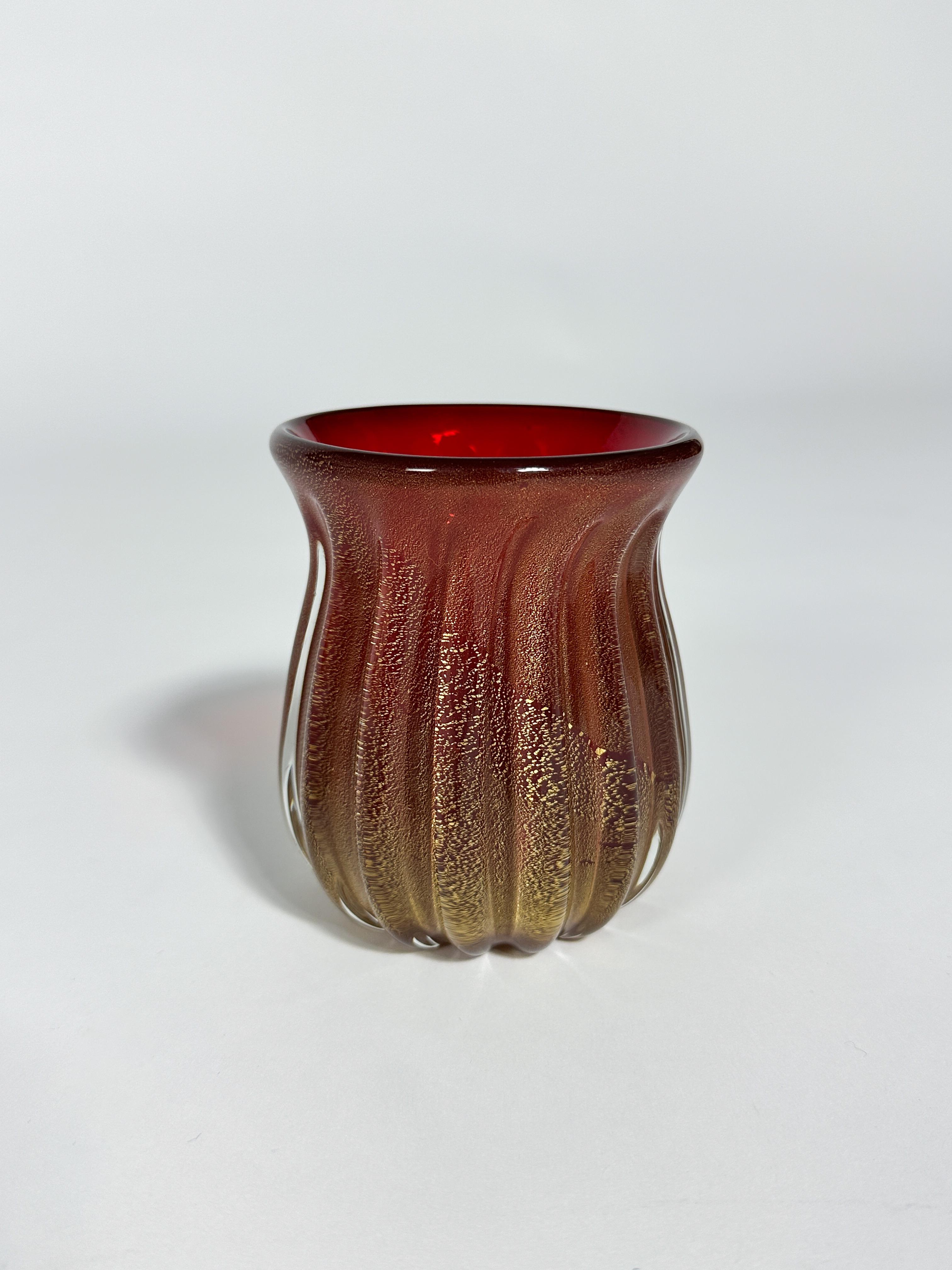 Piccolo vaso in vetro di Archimede Seguso di colore rosso vivo con inclusioni di foglie d'oro, realizzato a mano a Venezia tra la fine degli anni '50 e l'inizio degli anni '60. 

Altezza: 10 cm
Diametro: 9 cm