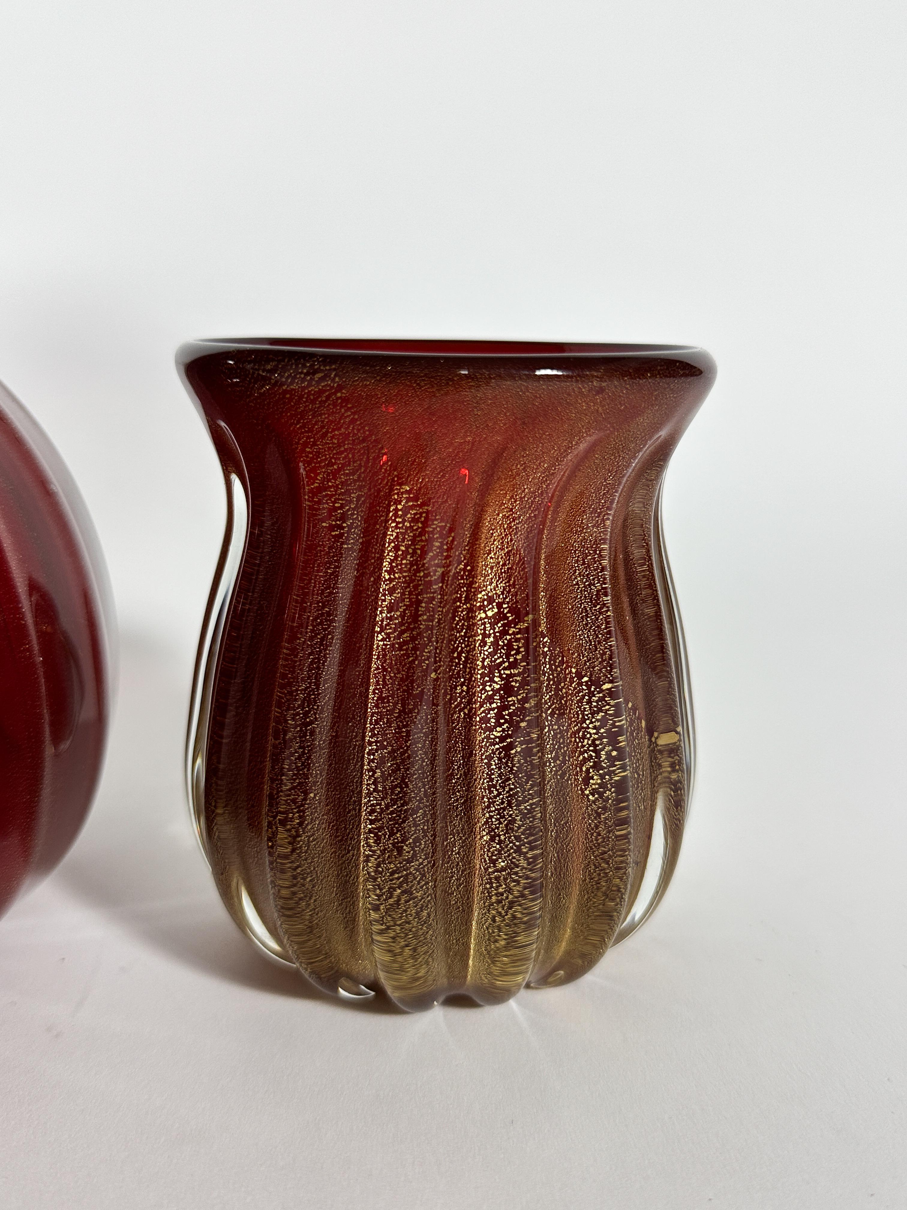 Mid-Century moderno Piccolo vaso Archimede Seguso in vetro di Murano rosso foglia d'oro veneziano anni '50 in vendita
