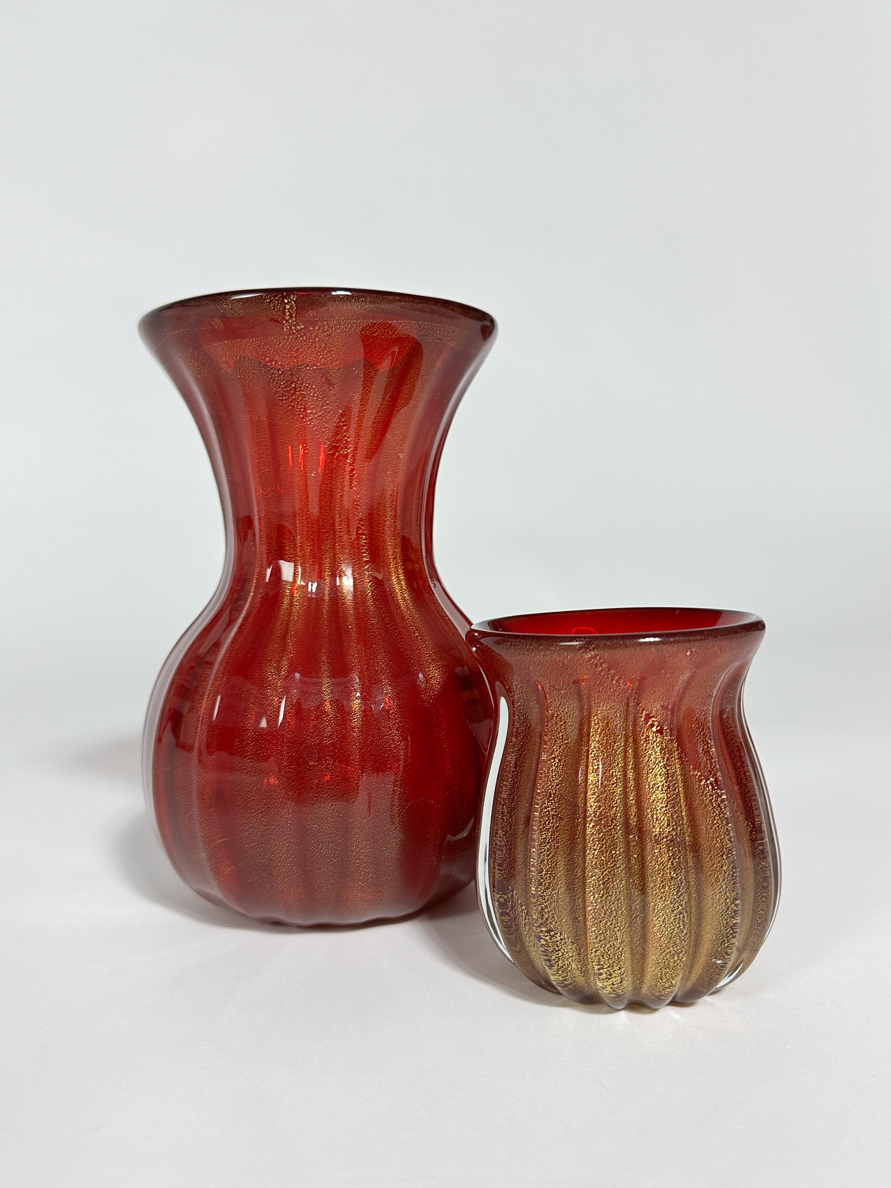 Italiano Piccolo vaso Archimede Seguso in vetro di Murano rosso foglia d'oro veneziano anni '50 in vendita