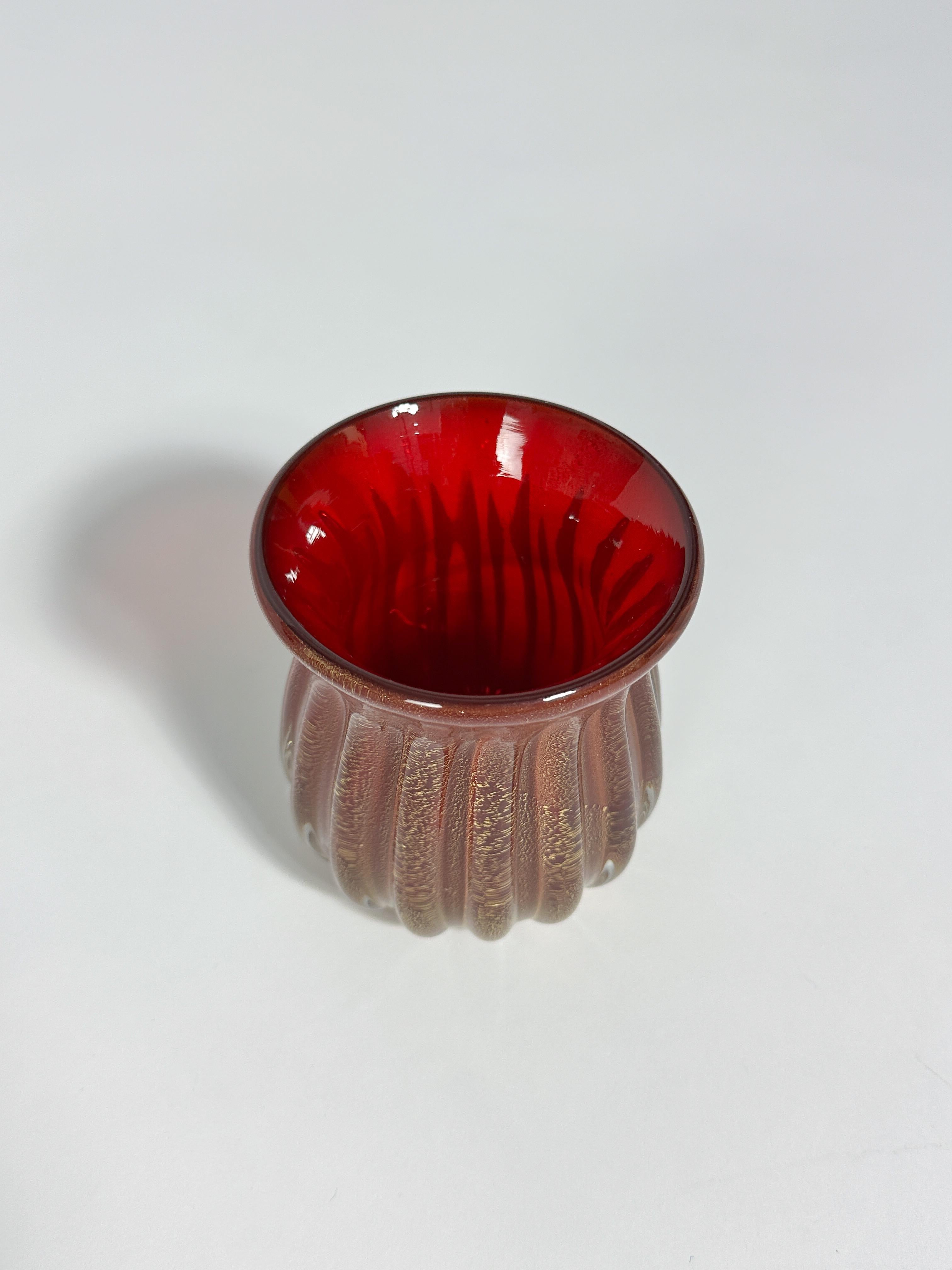 Fatto a mano Piccolo vaso Archimede Seguso in vetro di Murano rosso foglia d'oro veneziano anni '50 in vendita