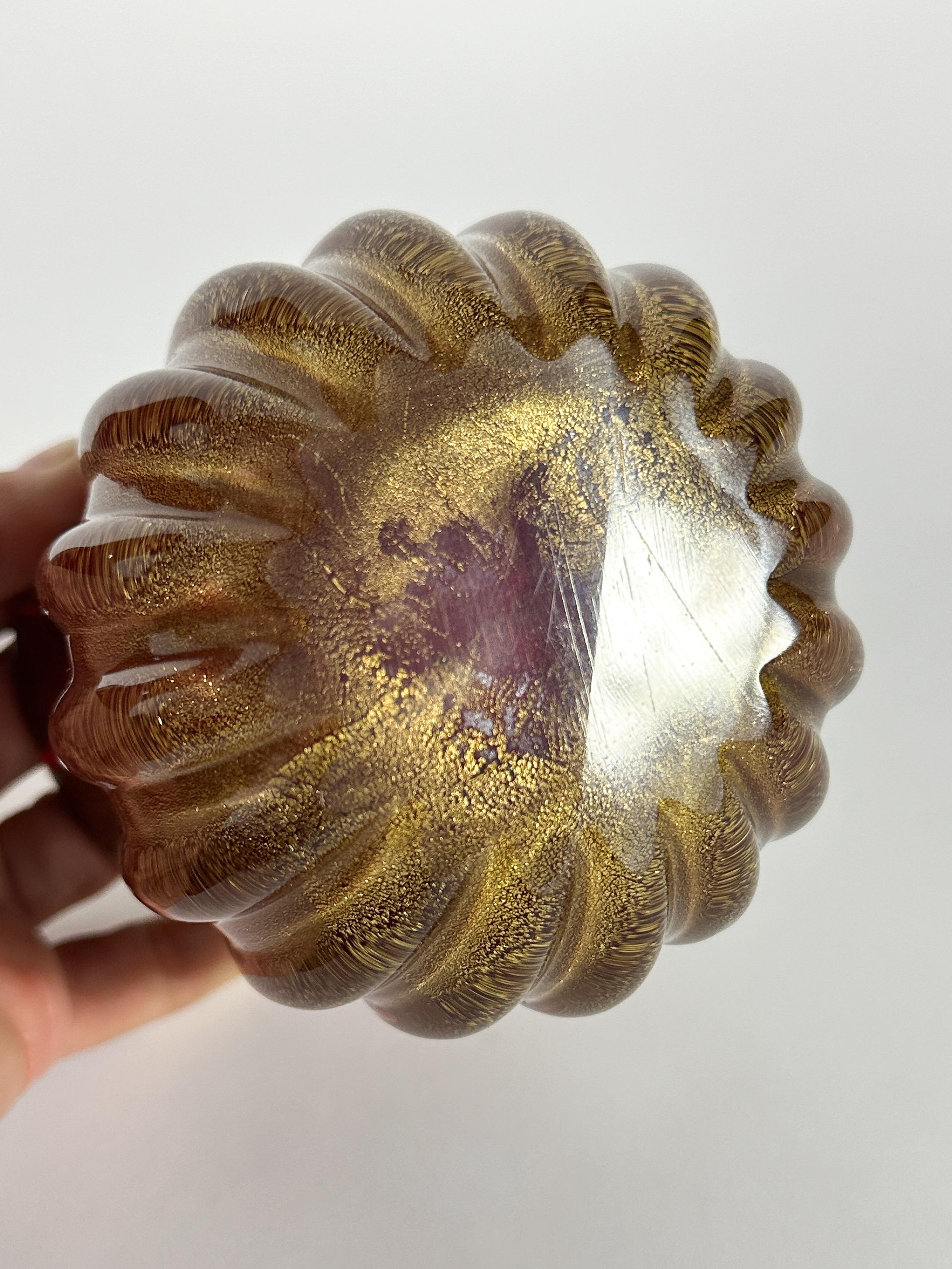 Piccolo vaso Archimede Seguso in vetro di Murano rosso foglia d'oro veneziano anni '50 In condizioni buone in vendita a Basel, BS