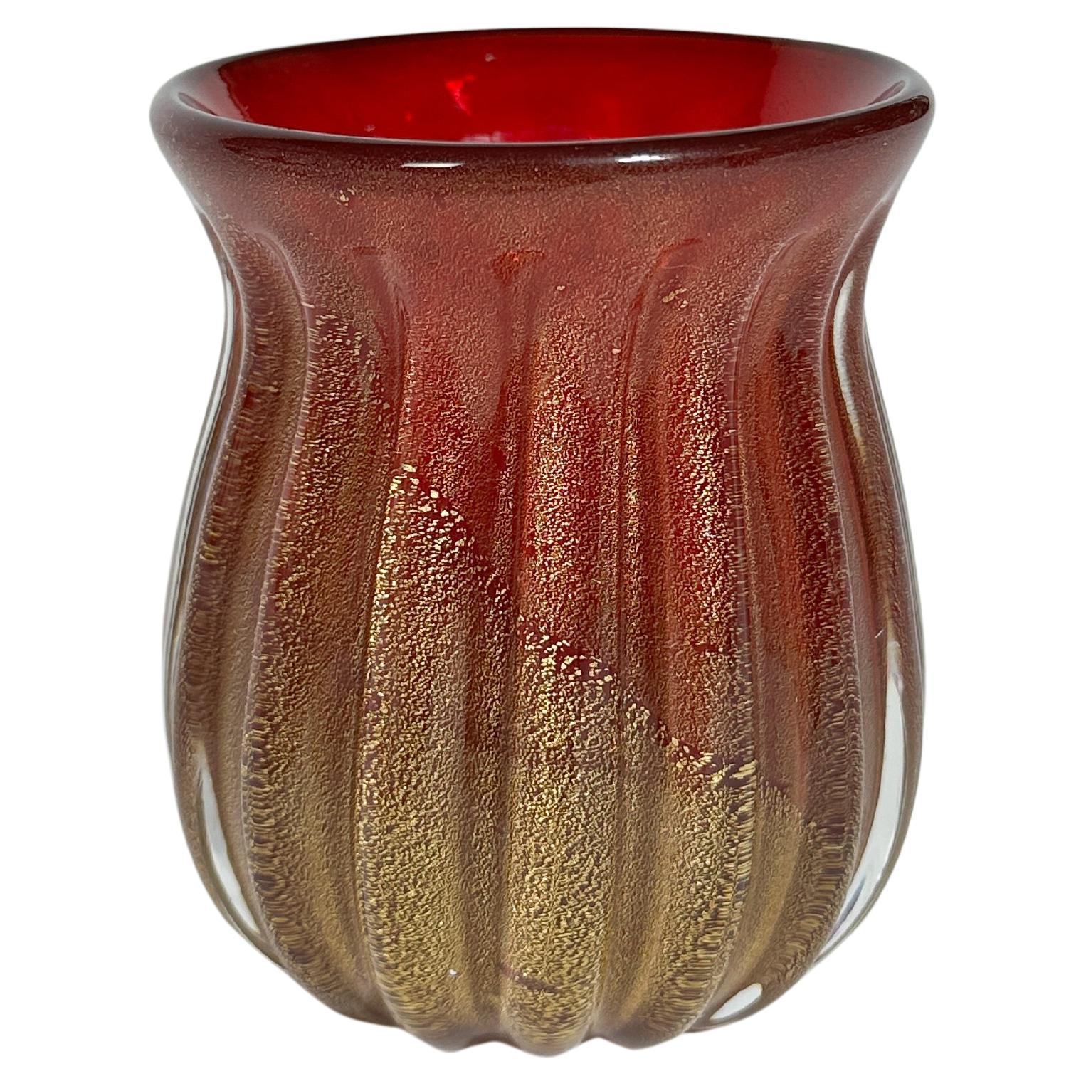 Piccolo vaso Archimede Seguso in vetro di Murano rosso foglia d'oro veneziano anni '50