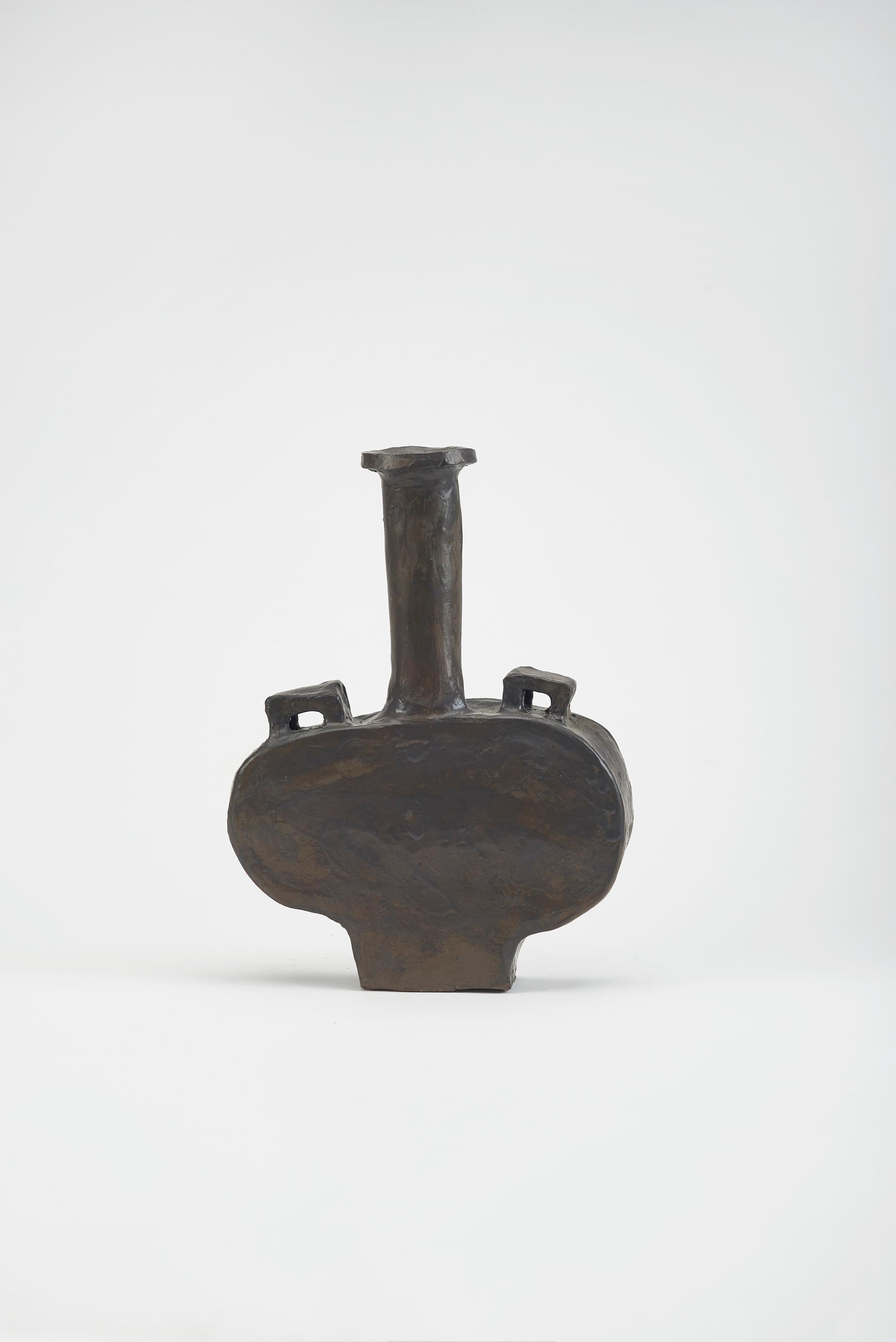 Piccola Arka di Willem Van Hooff
Dimensioni: D25 x H38 cm (le dimensioni possono variare in quanto i pezzi sono realizzati a mano e possono presentare leggere variazioni nelle dimensioni).
Materiale: Ceramica smaltata

Il nucleo è una serie di vasi.