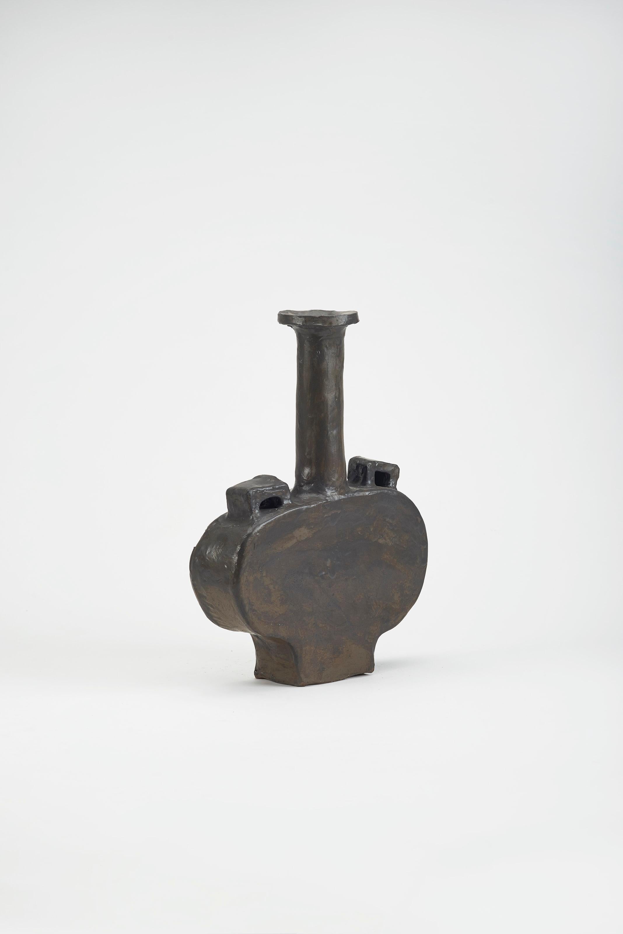 Postmoderno Vaso contemporaneo a collo alto e liscio in ceramica marrone scuro di Willem Van Hooff in vendita