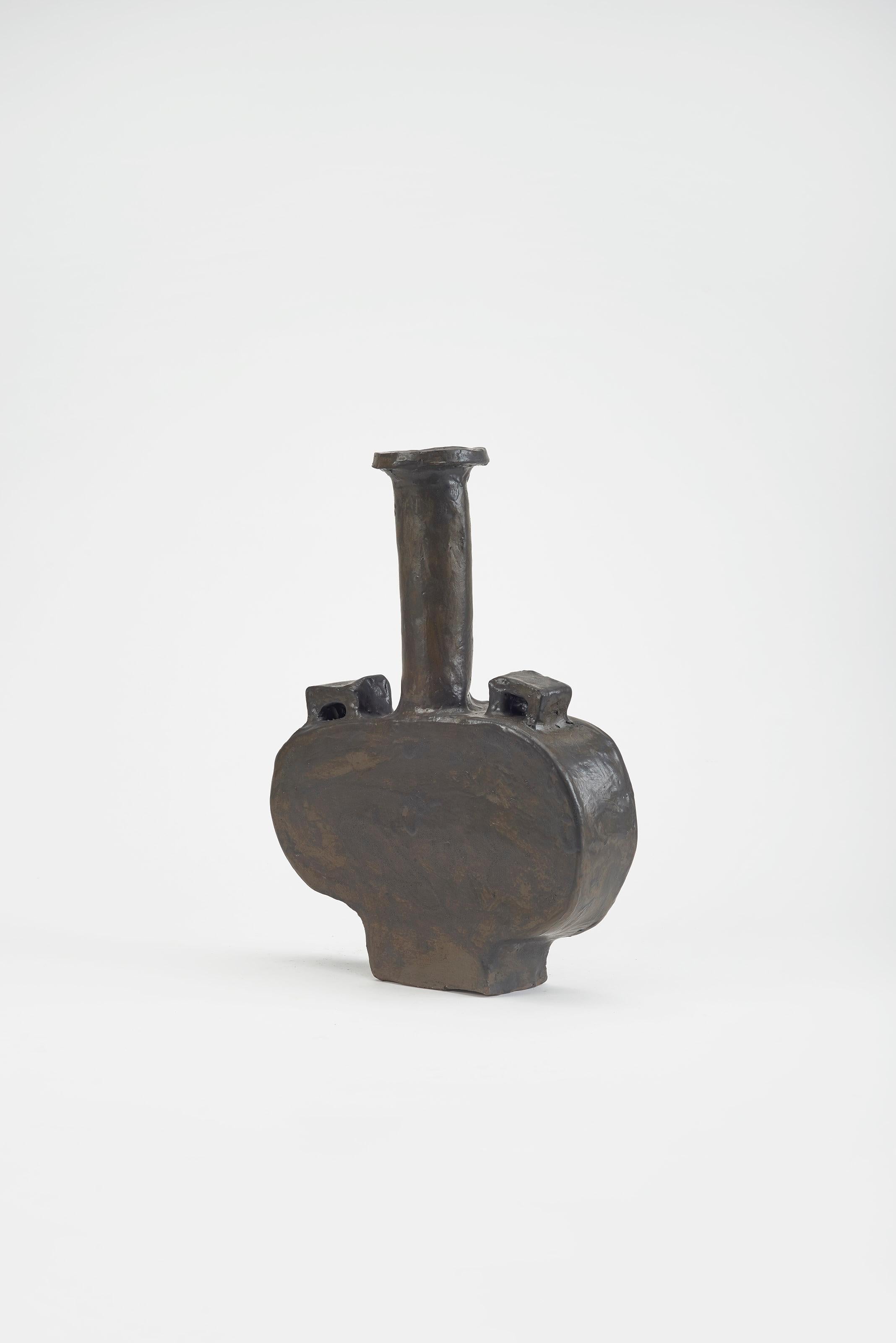 Olandese Vaso contemporaneo a collo alto e liscio in ceramica marrone scuro di Willem Van Hooff in vendita