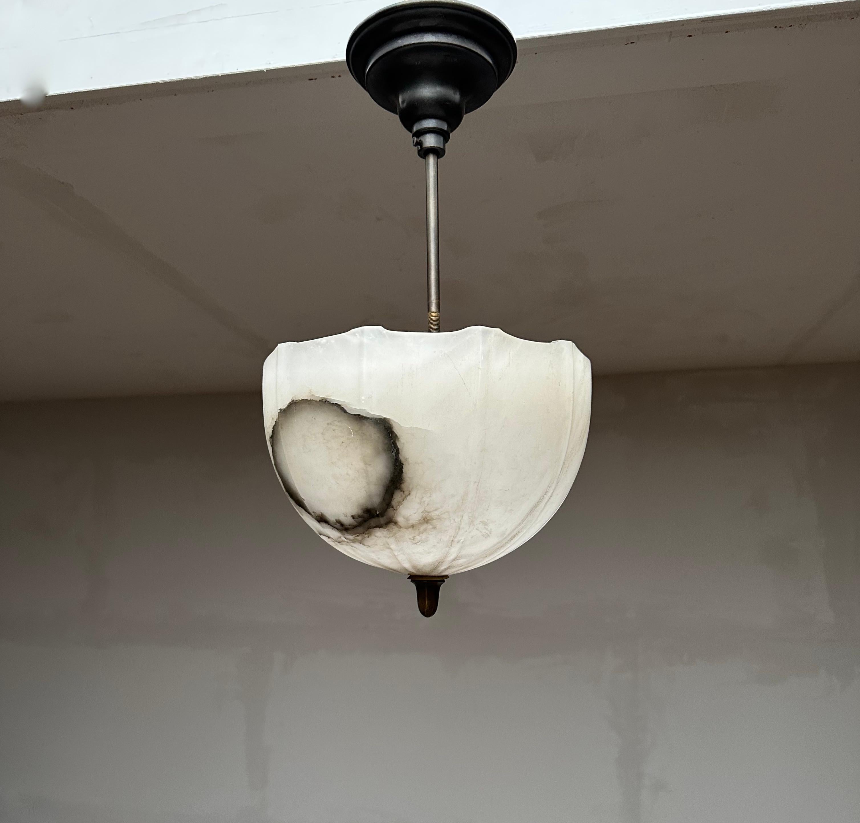 Kleine Art Deco Alabaster Flush Mount / Pendel w. Bronzierter Stem, Endstück & Baldachin im Zustand „Hervorragend“ im Angebot in Lisse, NL