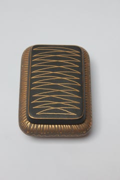 Dekoratives Deko-Kasten aus schwarzer und goldener Keramik mit Deckel von Waylande Gregory, Art déco