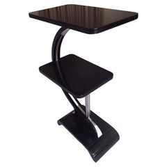 Petite table d'appoint Art Déco à deux plateaux noirs et argentés avec chrome