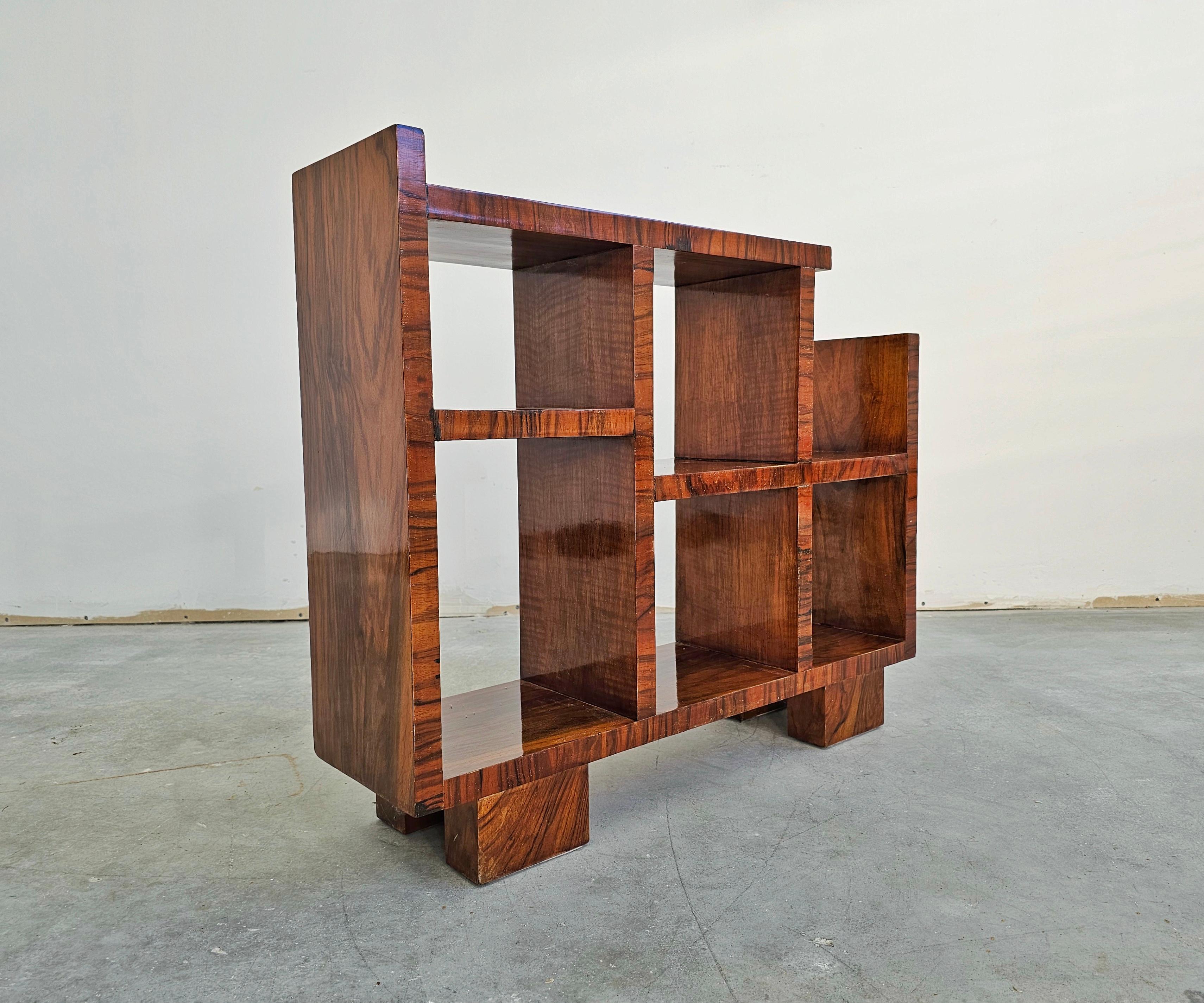 In questo annuncio troverai uno splendido scaffale Art Deco o una piccola libreria. Presenta una bellissima impiallacciatura in noce di colore scuro, impreziosita dalla finitura francese. Prodotto in Austria negli anni '20.

Ottimo stato d'epoca,