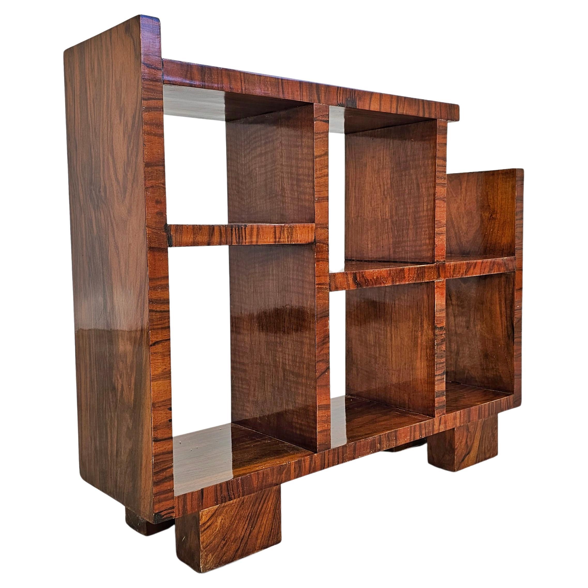 Kleines Art-Déco-Bücherregal oder Regal aus Nussbaumfurnier mit französischer Oberfläche