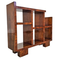 Kleines Art-Déco-Bücherregal oder Regal aus Nussbaumfurnier mit französischer Oberfläche