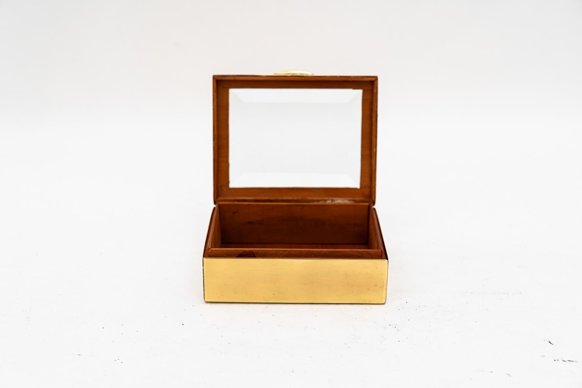 Petite boîte Art Déco en laiton et verre taillé vienne vers 1920 en vente 3
