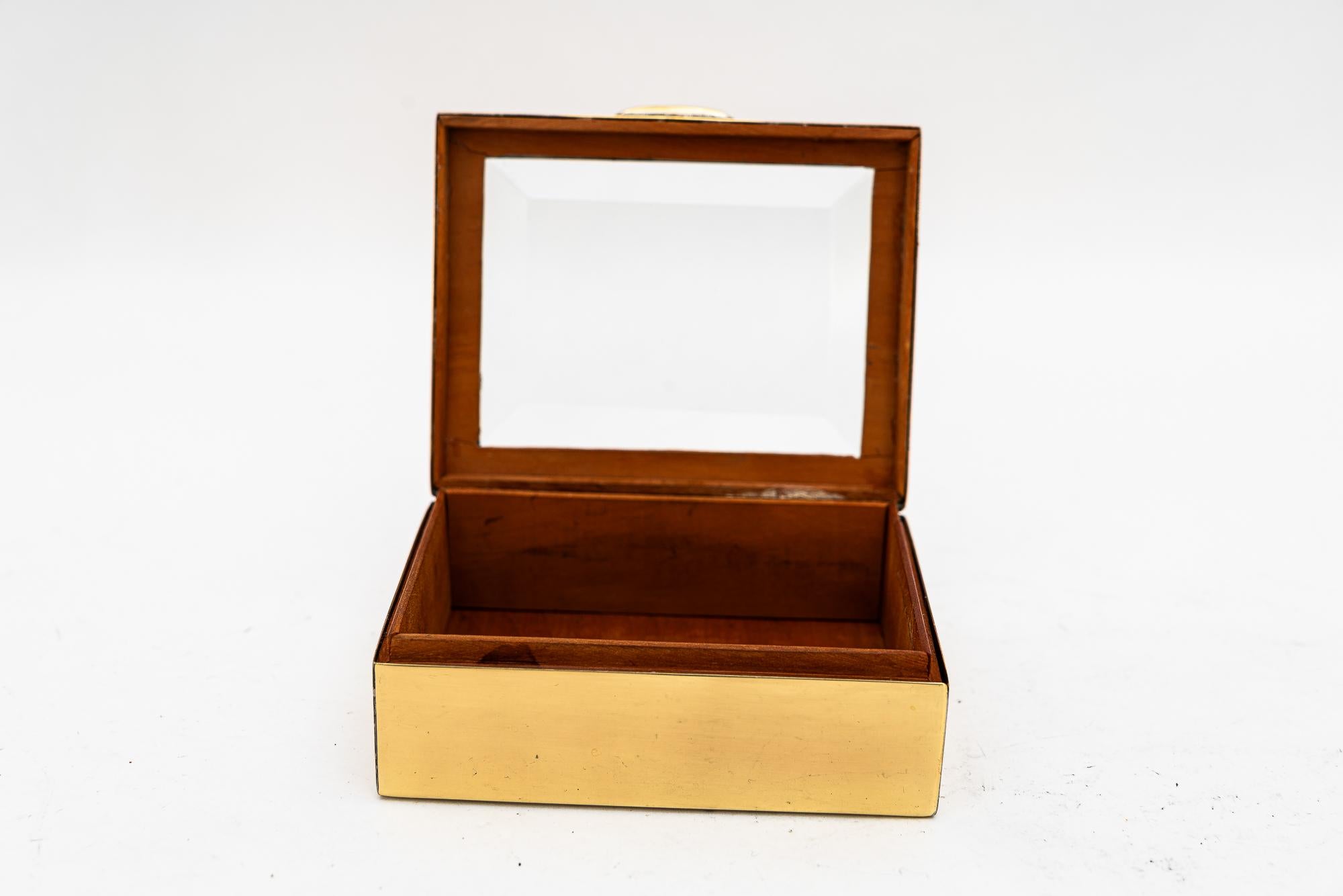 Début du 20ème siècle Petite boîte Art Déco en laiton et verre taillé vienne vers 1920 en vente