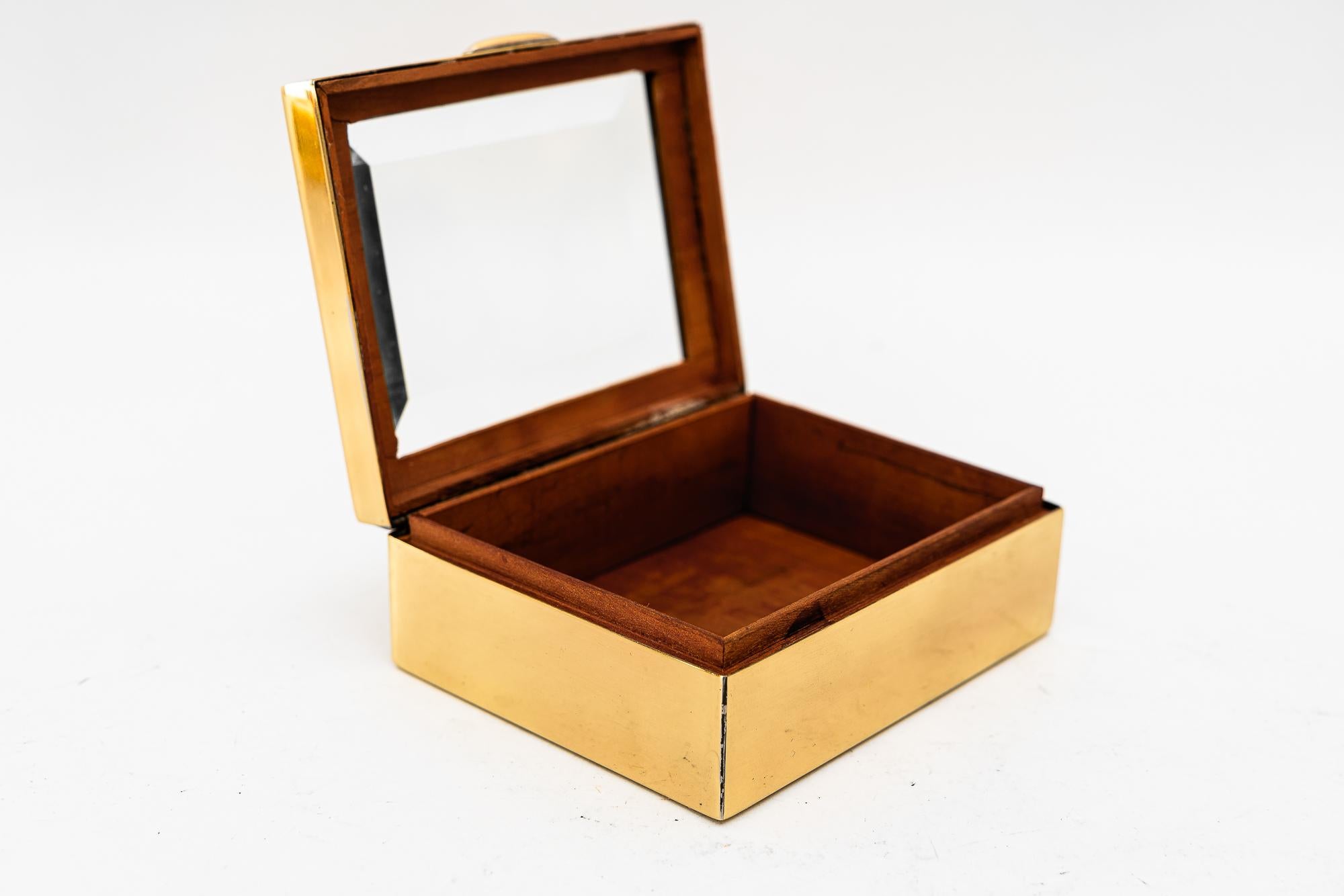Petite boîte Art Déco en laiton et verre taillé vienne vers 1920 en vente 1