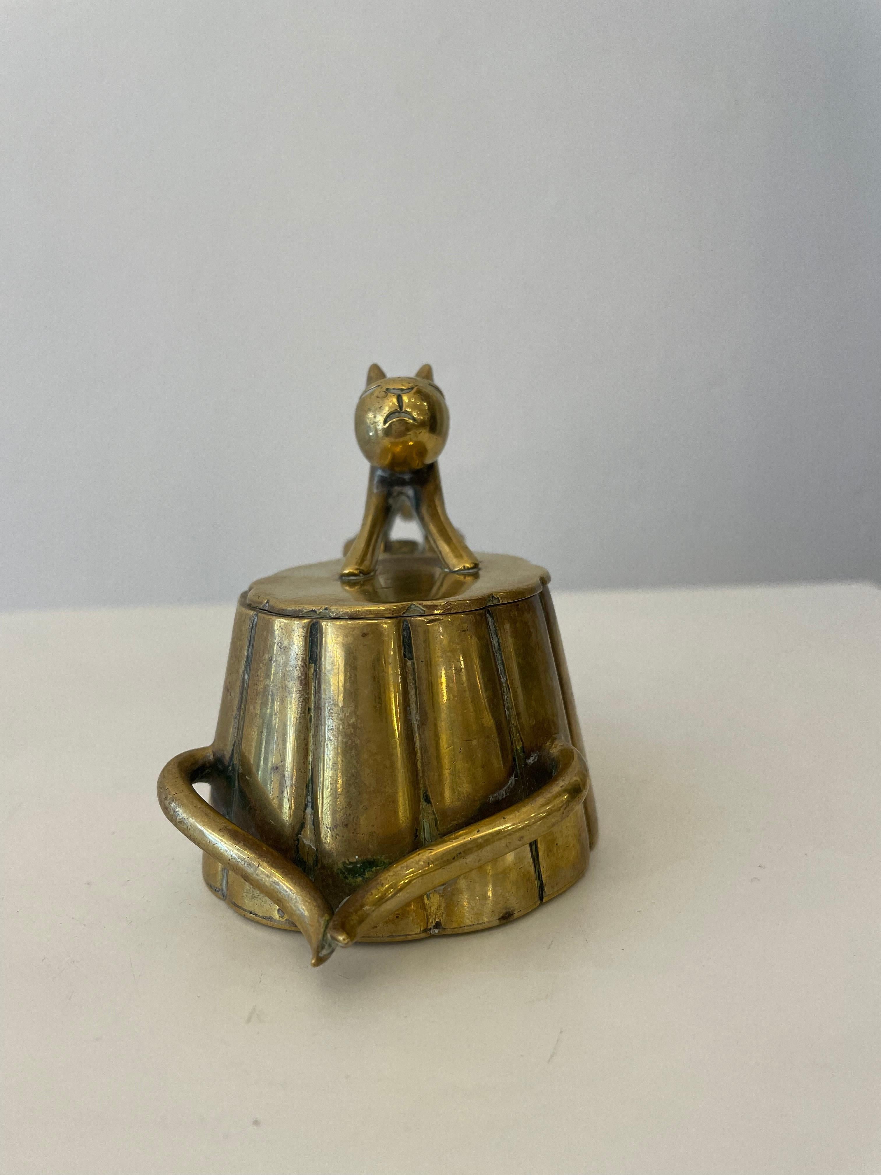 Autrichien Petite boîte à chat Art Déco en laiton Karl Hagenauer, laiton, Autriche en vente