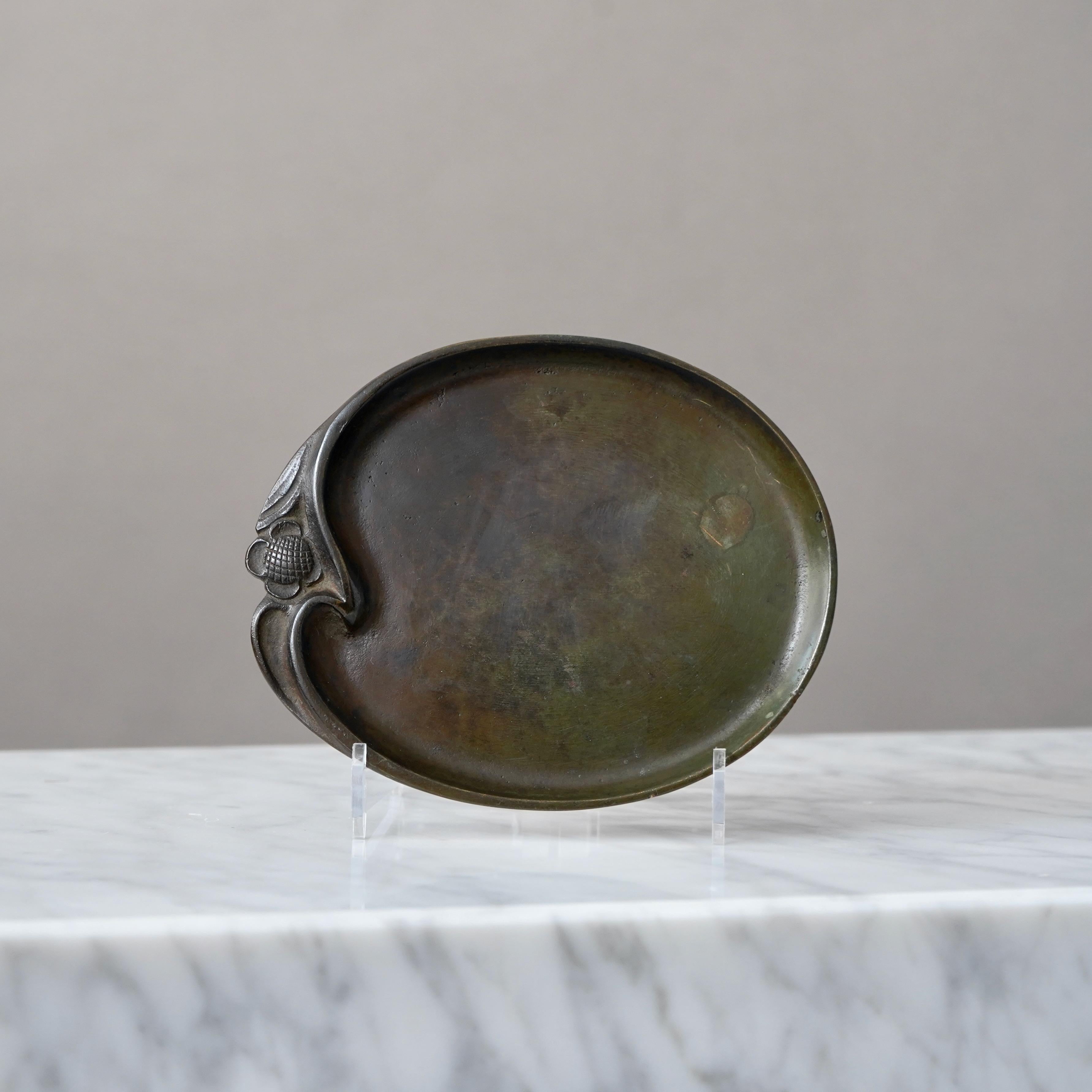 Un bellissimo piatto in bronzo Art Deco con un'incredibile patina. 
Realizzata da GAB Guldsmedsaktiebolaget, Svezia, anni '30.  

Ottime condizioni, solo qualche leggero graffio.
Timbro 
