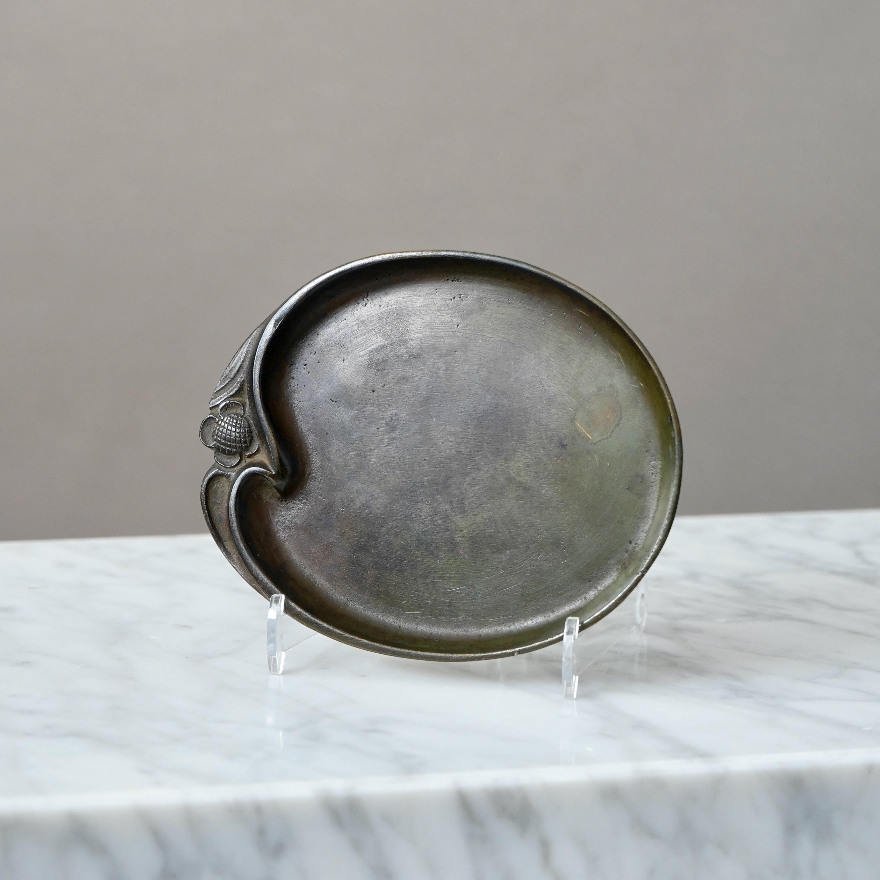 Scandinavo moderno Piccolo piatto in bronzo Art Deco di GAB Guldsmedsaktiebolaget, Svezia, anni '30 in vendita
