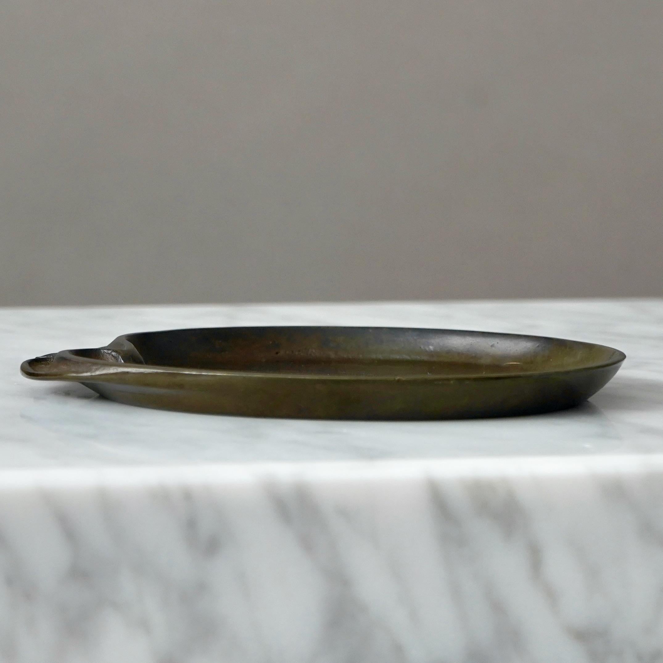 Piccolo piatto in bronzo Art Deco di GAB Guldsmedsaktiebolaget, Svezia, anni '30 In condizioni buone in vendita a Malmö, SE