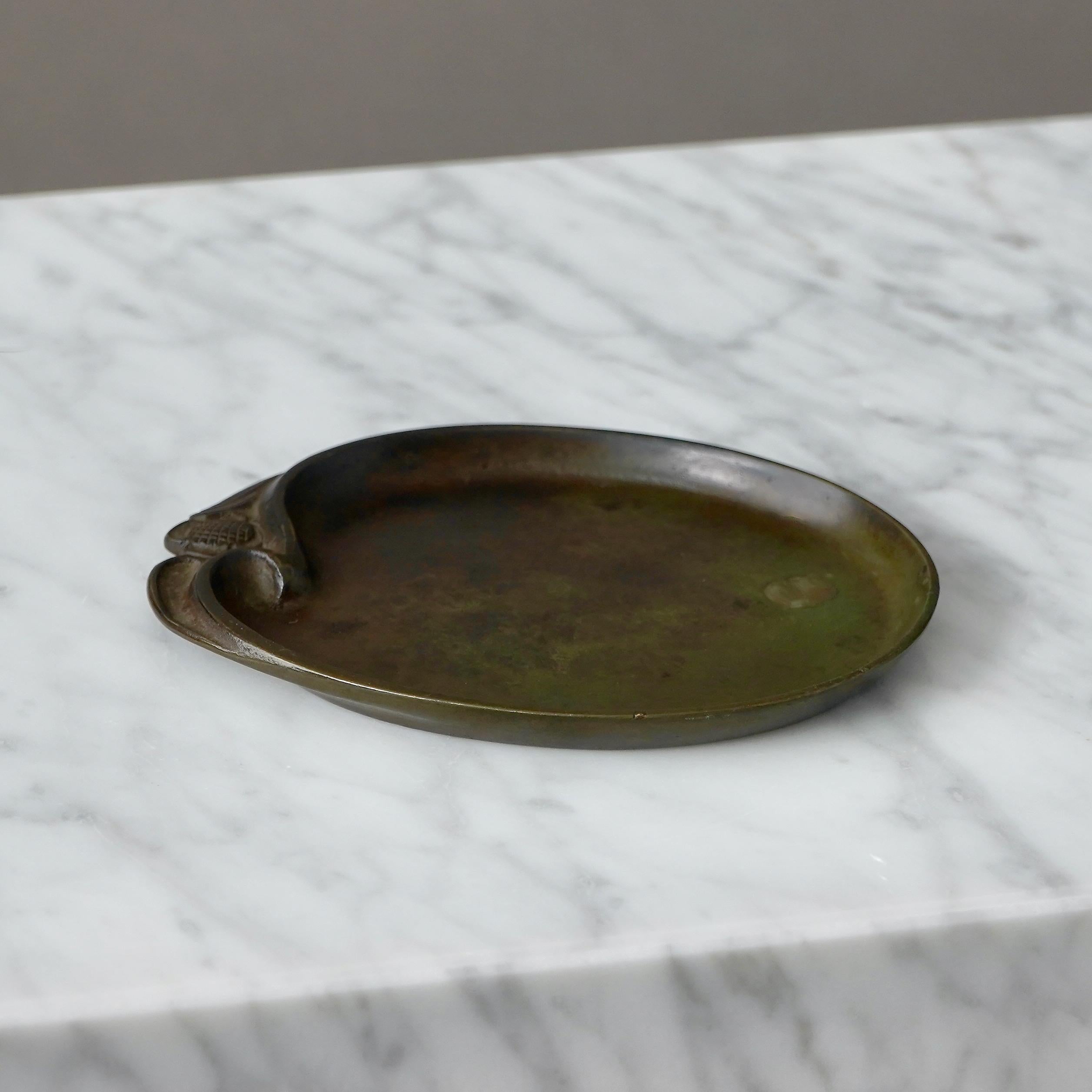 Metà XX secolo Piccolo piatto in bronzo Art Deco di GAB Guldsmedsaktiebolaget, Svezia, anni '30 in vendita