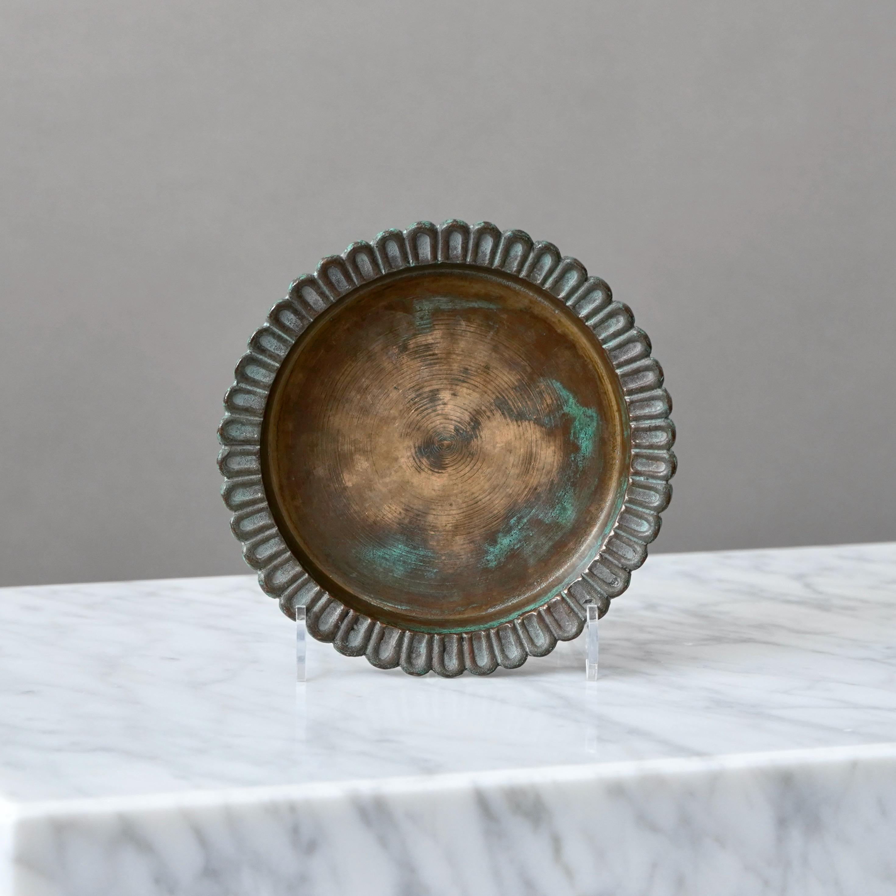 Un bellissimo piatto in bronzo art déco con un'incredibile patina. Disegnata da Sune Bäckström a Malmoe, Svezia, negli anni '20.  

Buone condizioni. Alcuni segni di usura nella patinatura.
Timbro 