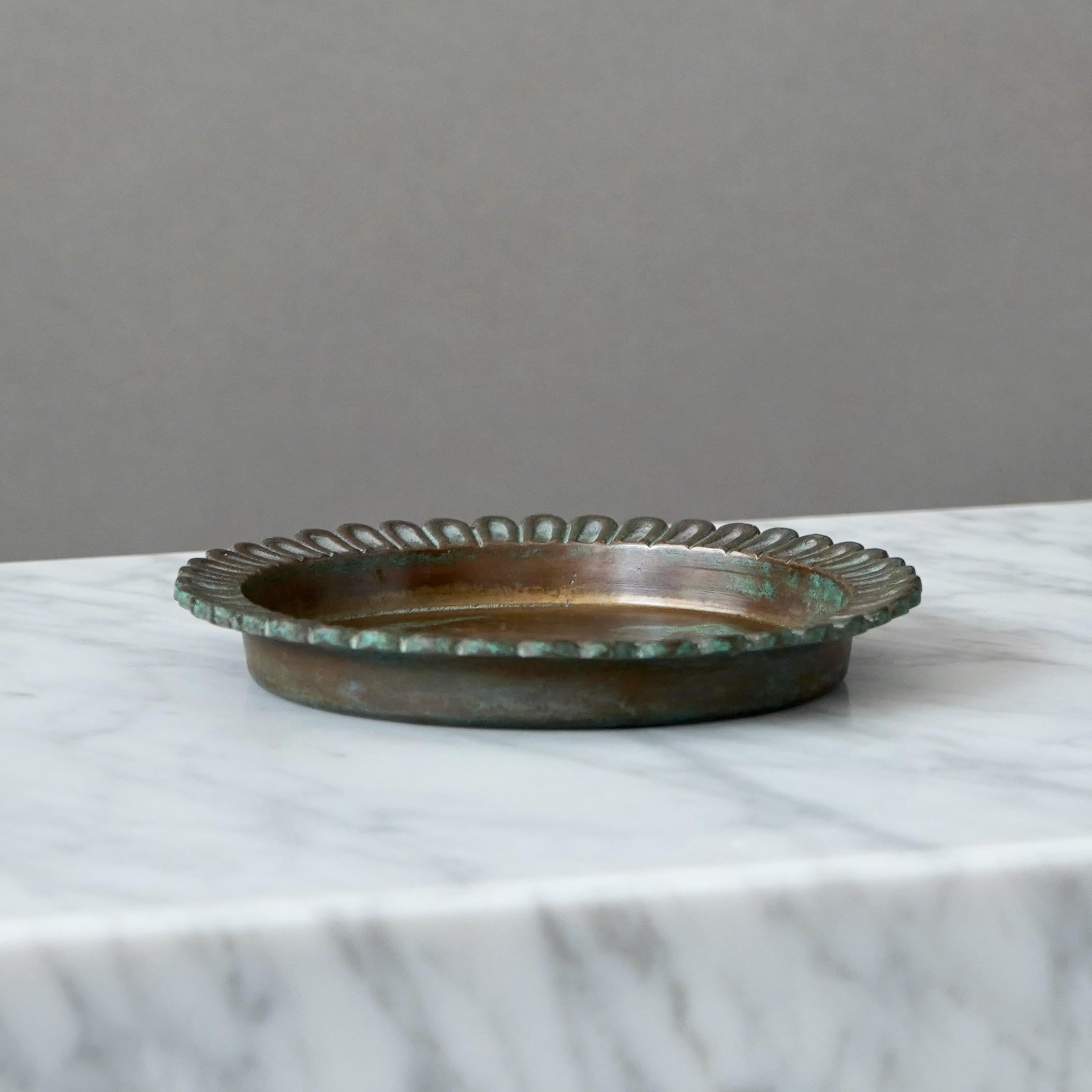 Scandinavo moderno Piccolo piatto in bronzo Art Déco di Sune Backstrom, Svezia, anni '20 in vendita