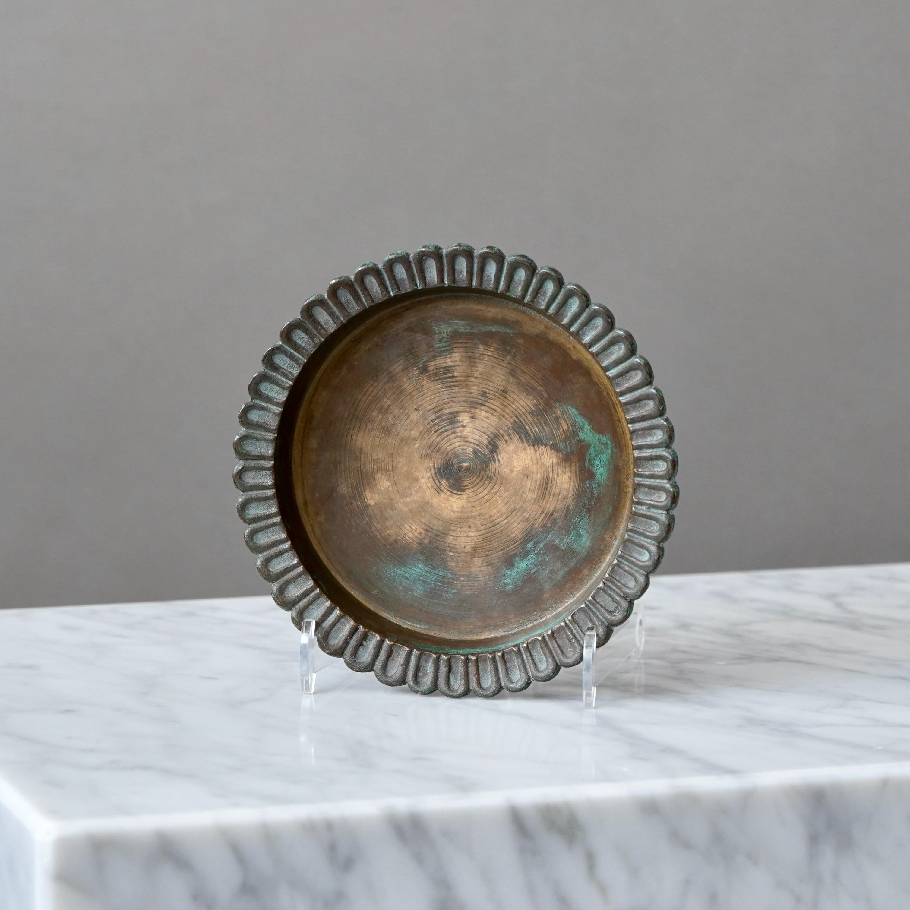 Svedese Piccolo piatto in bronzo Art Déco di Sune Backstrom, Svezia, anni '20 in vendita