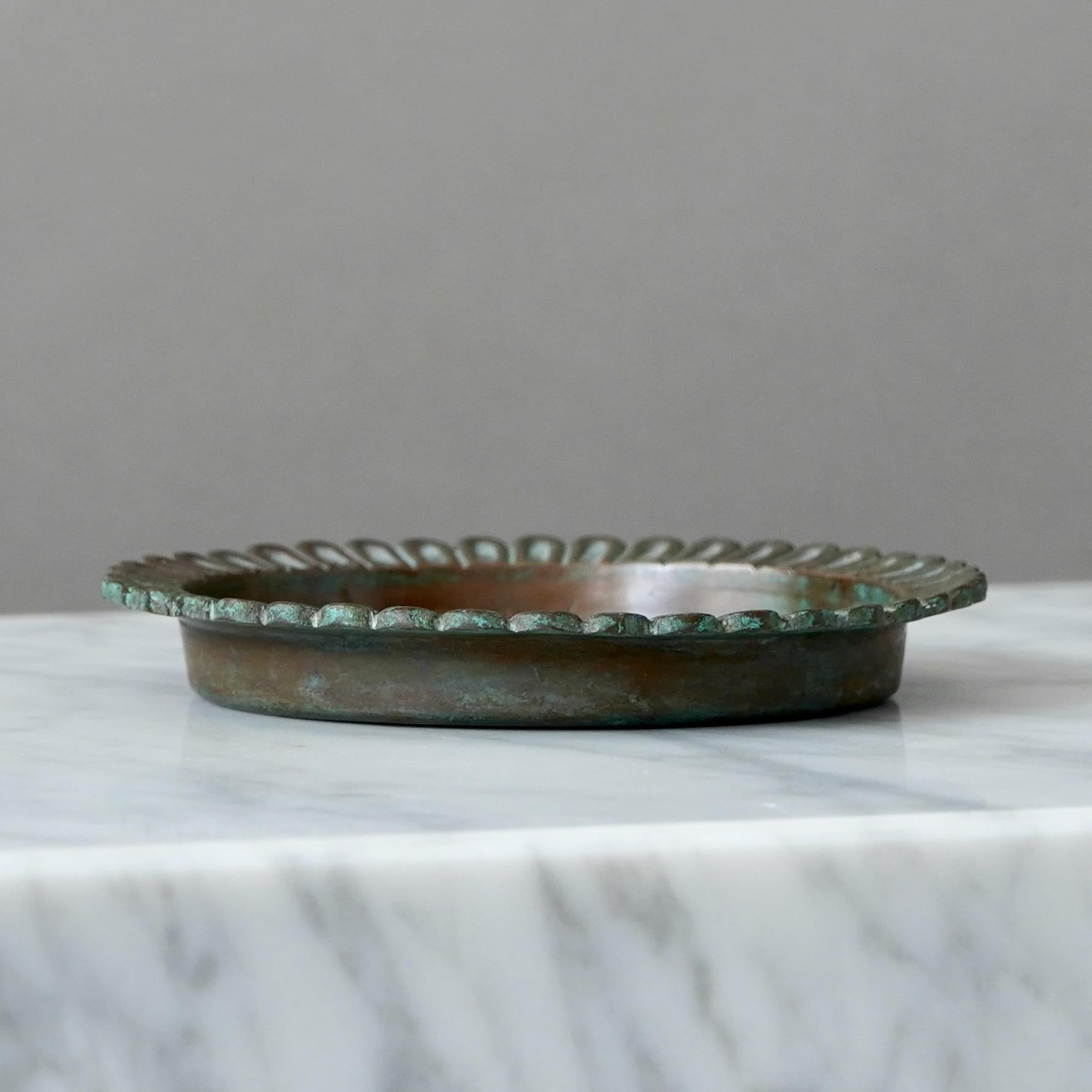 Piccolo piatto in bronzo Art Déco di Sune Backstrom, Svezia, anni '20 In condizioni buone in vendita a Malmö, SE