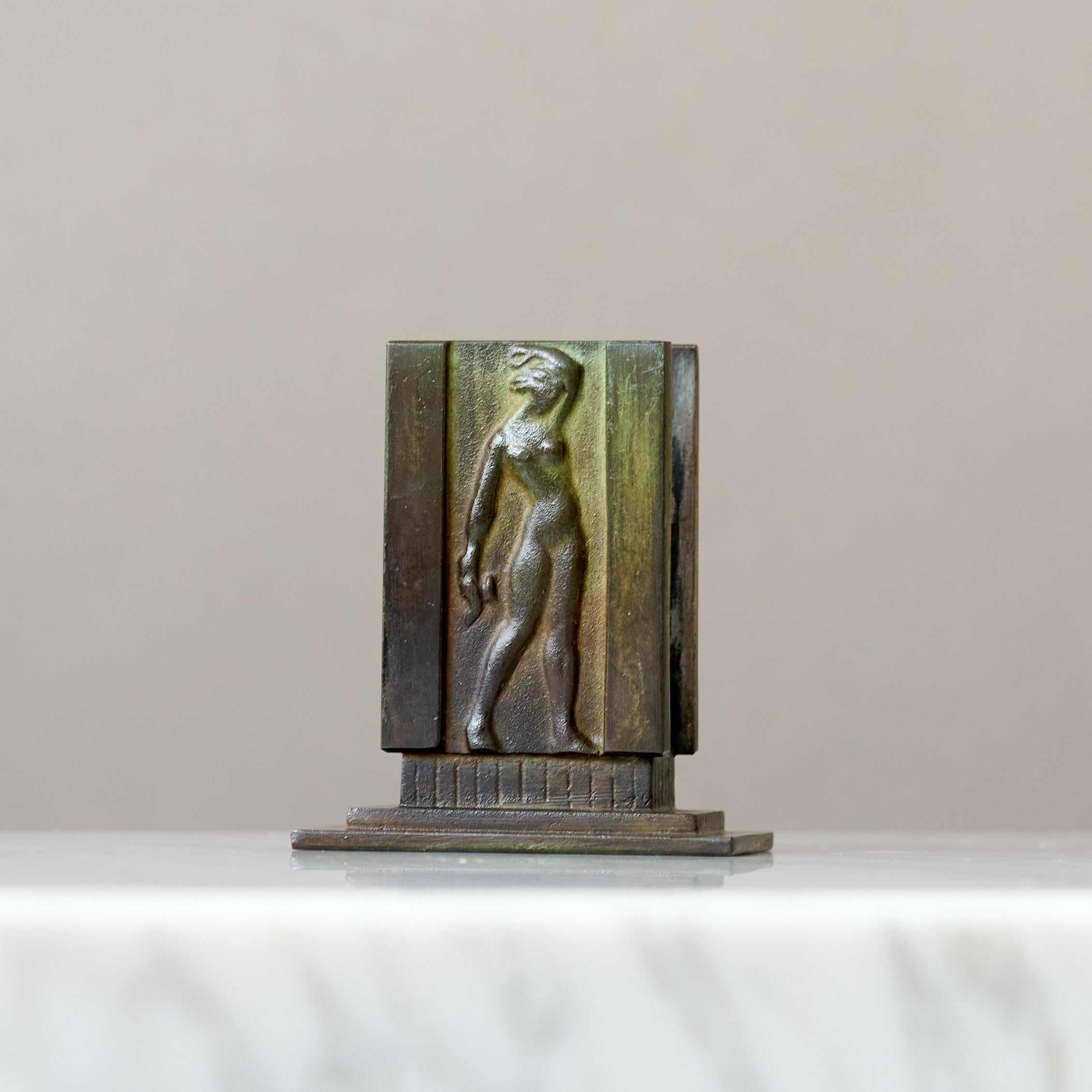 Una bellissima piccola scultura in bronzo Art Deco / Swedish Grace o porta fiammiferi con un'incredibile patina. 
Realizzata da GAB Guldsmedsaktiebolaget, Svezia, anni '30.  

Ottime condizioni, solo alcuni leggeri graffi e usura della patina.

Il