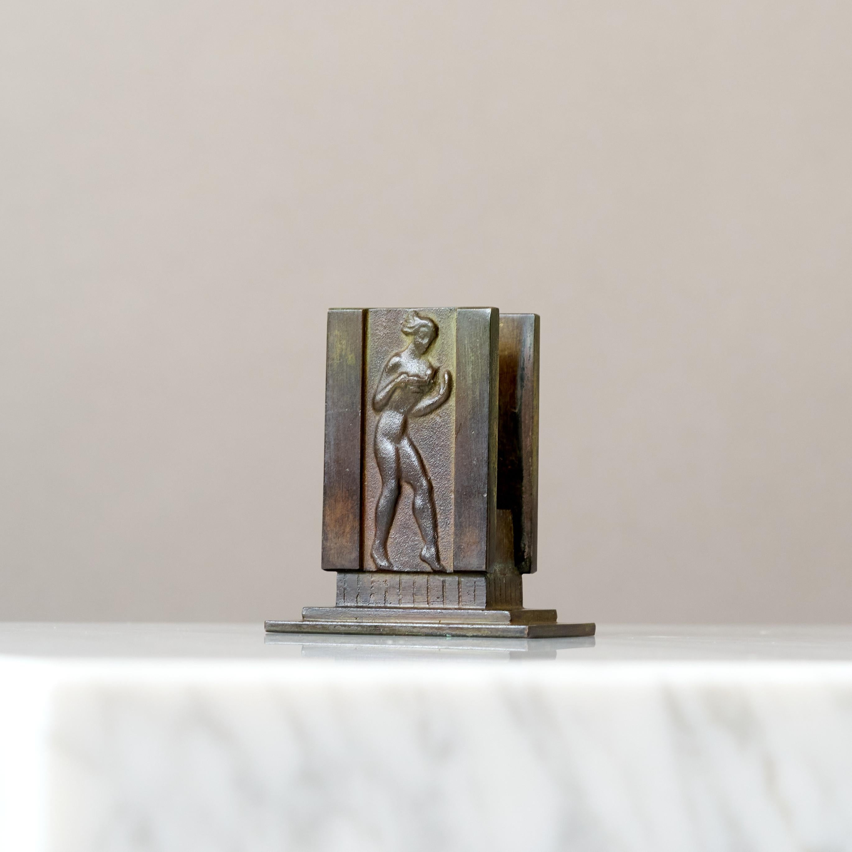 Scandinavo moderno Piccola scultura in bronzo Art Deco / Porta fiammiferi di GAB, Svezia, anni '30. in vendita