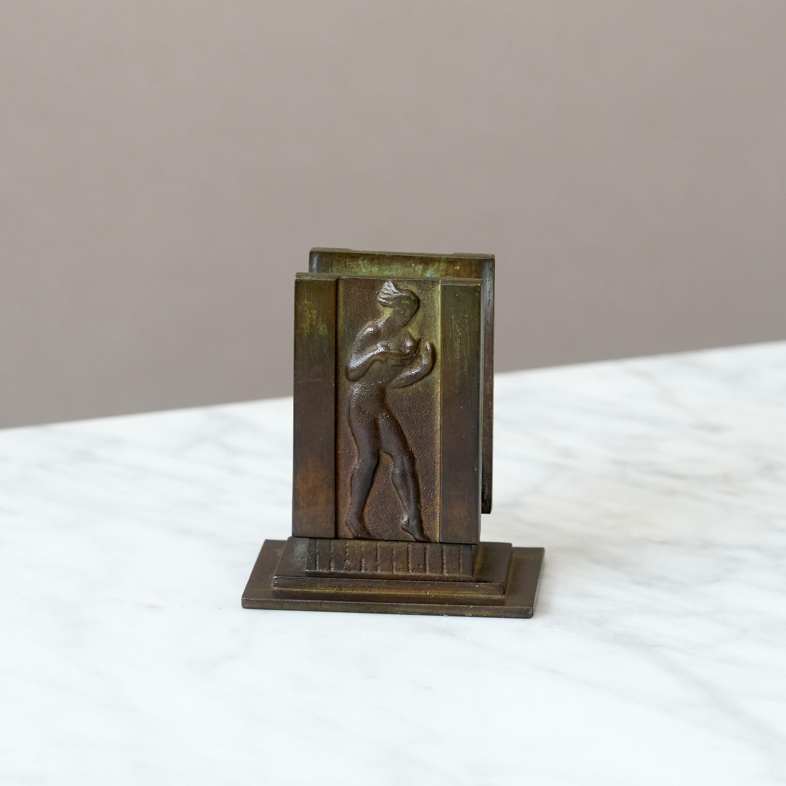 Metà XX secolo Piccola scultura in bronzo Art Deco / Porta fiammiferi di GAB, Svezia, anni '30. in vendita