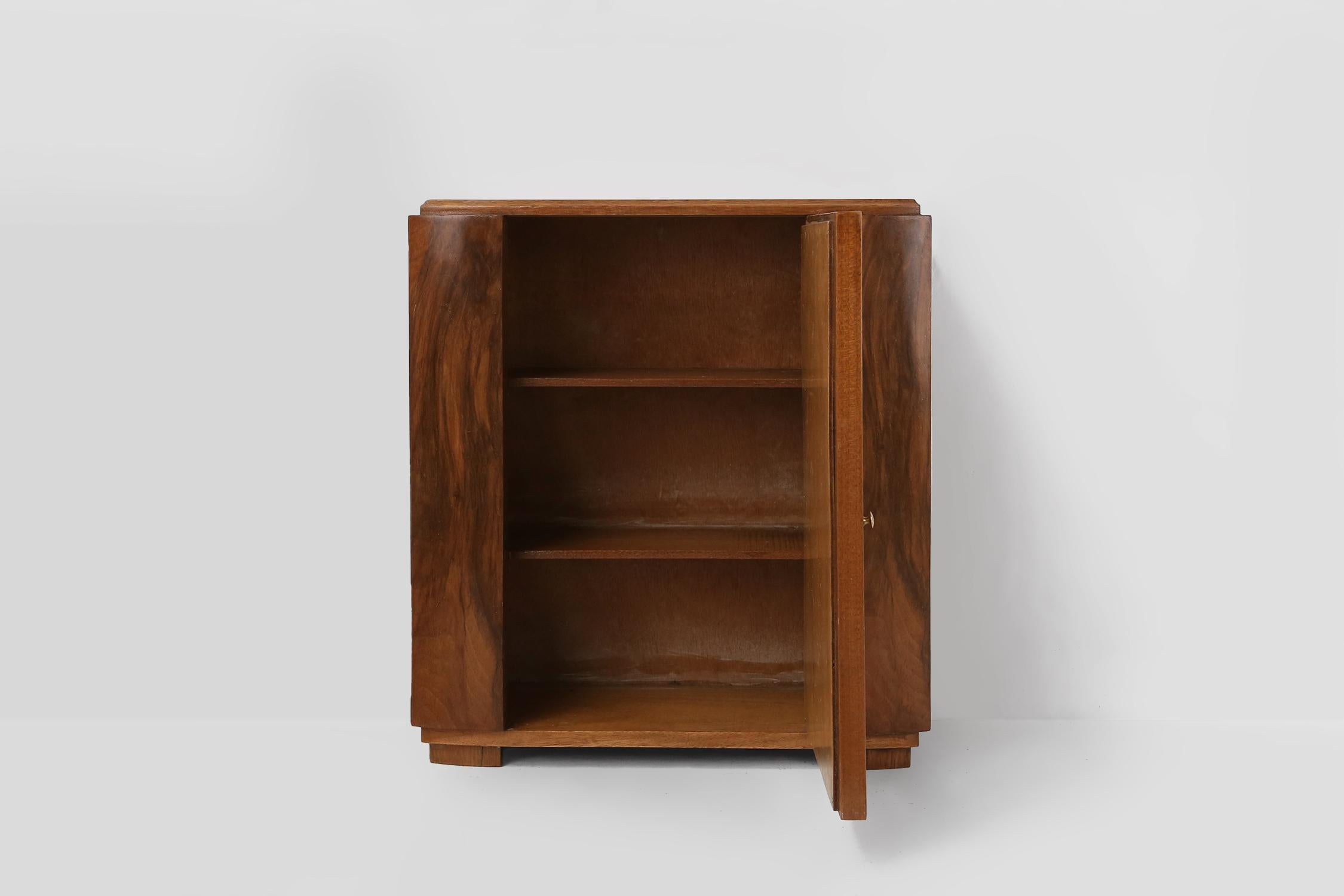 Miroir Petit meuble Art Déco en bois avec miroir, Belgique vers 1930 en vente