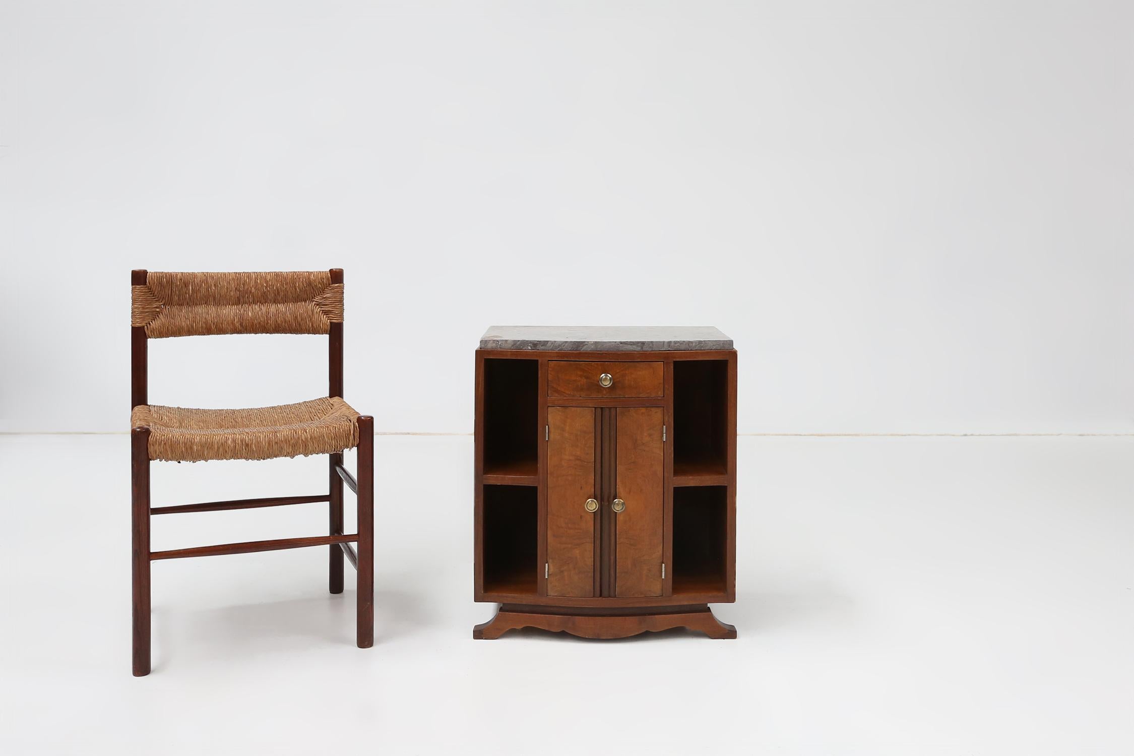 Francia / 1930 / mueble / madera y mármol / Art Decó

Un intemporal armario Art Decó de madera con tapa de mármol fabricado en Francia hacia 1930. Este pequeño armario sobre una elegante base artesanal, tiene dos puertas y un cajón en la parte