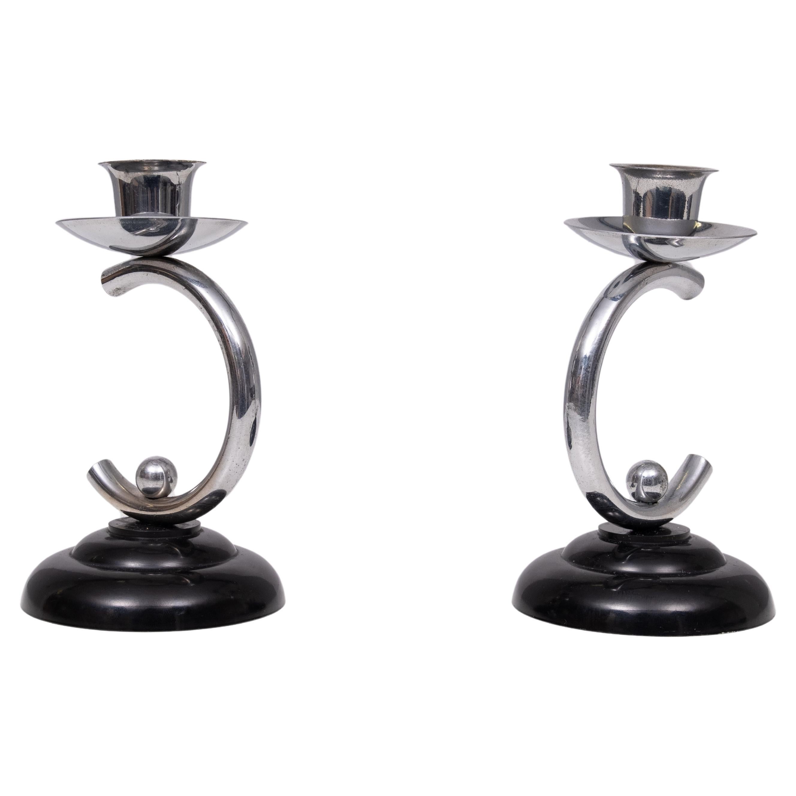 Lovely set of real Art Deco candle sticks .Black Bakelite feet ,
comes with a curved chrome candle holder . Manufactured by
Noordermeer Holland 1930s 