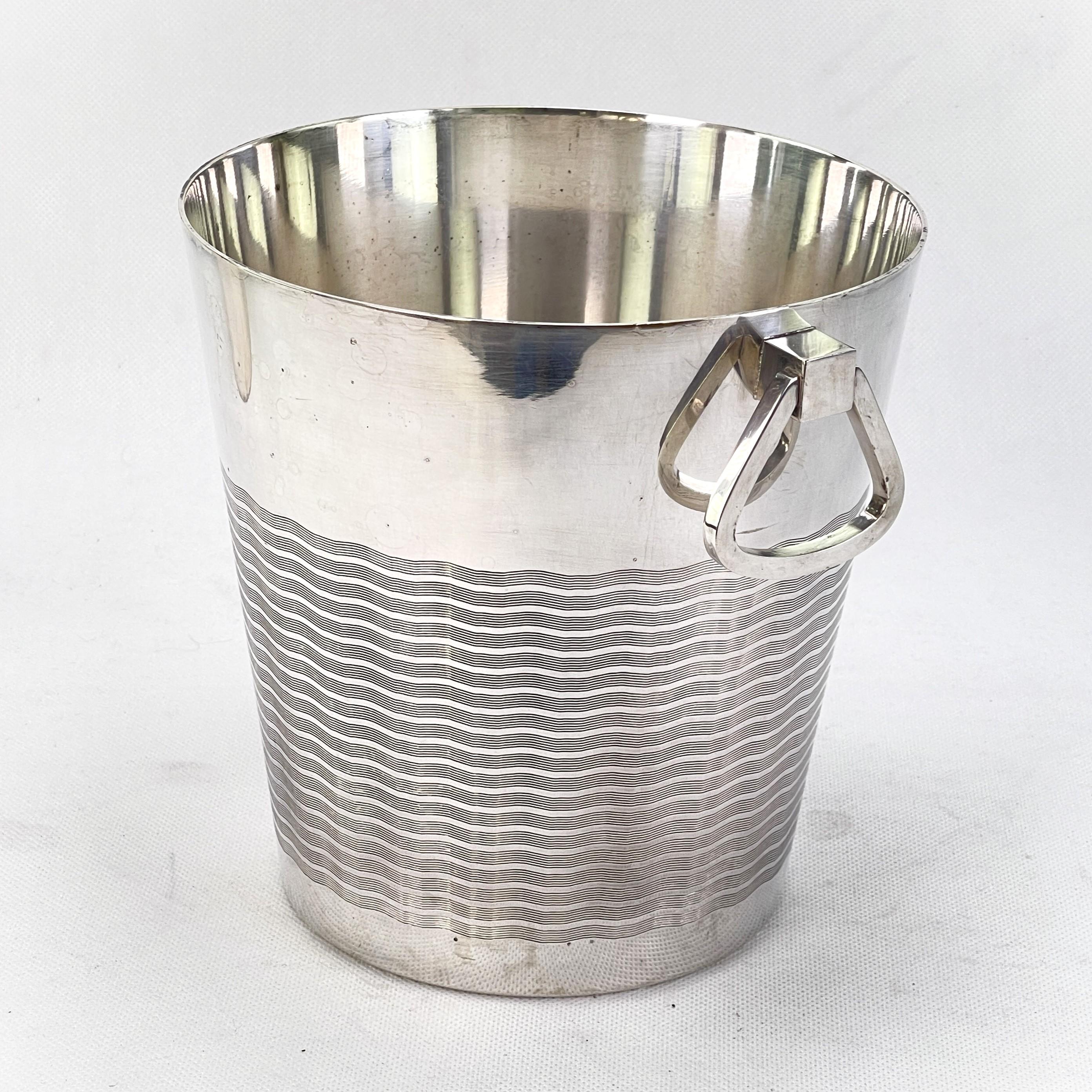 Art Deco Champagne cooler by Saint Médard - 1930s

This beautiful small champagne or ice cooler from the 1930s is in the style of the Streamline Modern Art Deco. This style emphasised curvy streamlined shapes. The wine cooler still captivates with