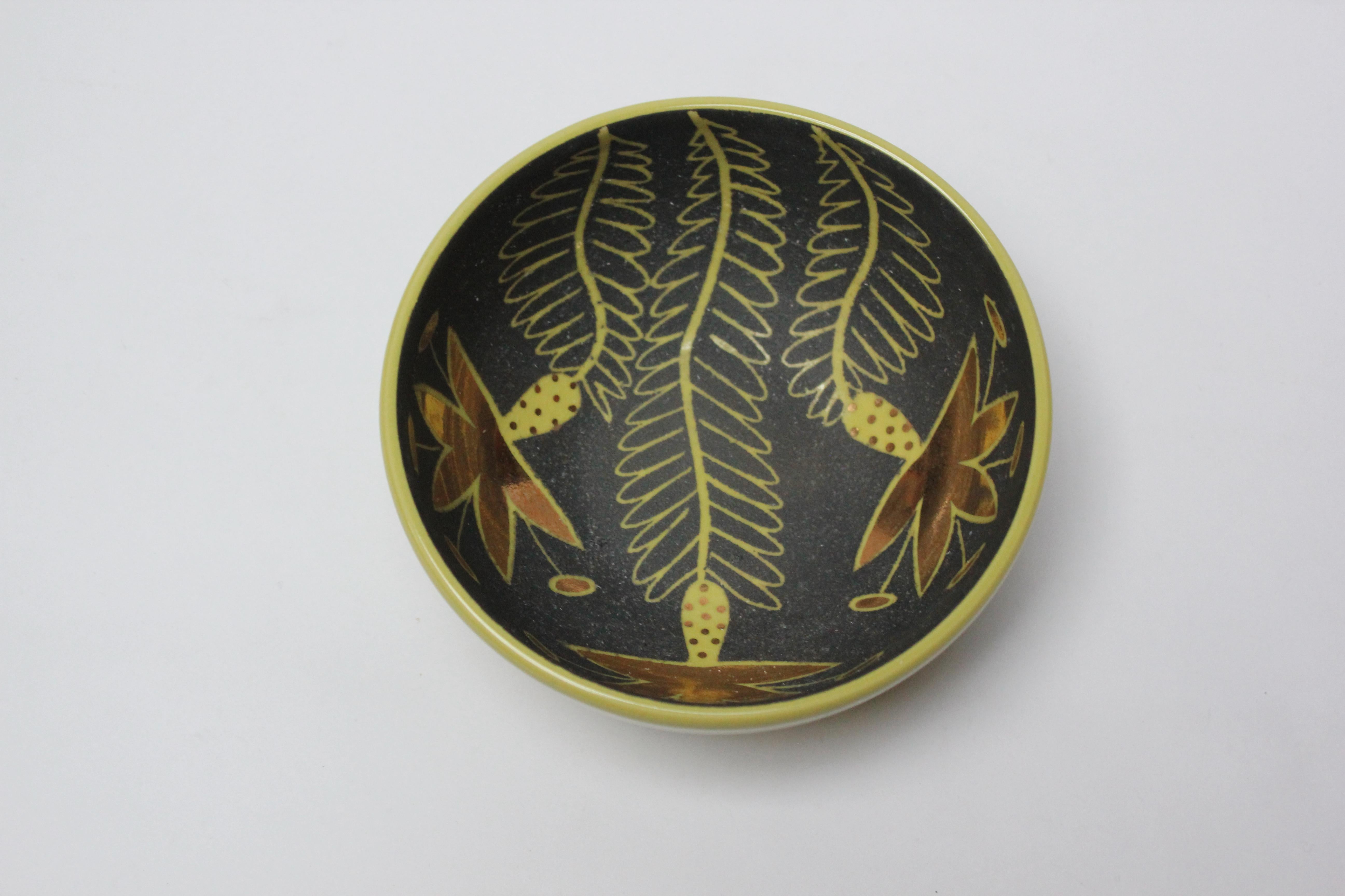 1940s hand-painted ceramic decorative bowl with leaf motif by Waylande Gregory in chartreuse and slate gray (almost black) with gold leaf accents. 
Small size: 5.5