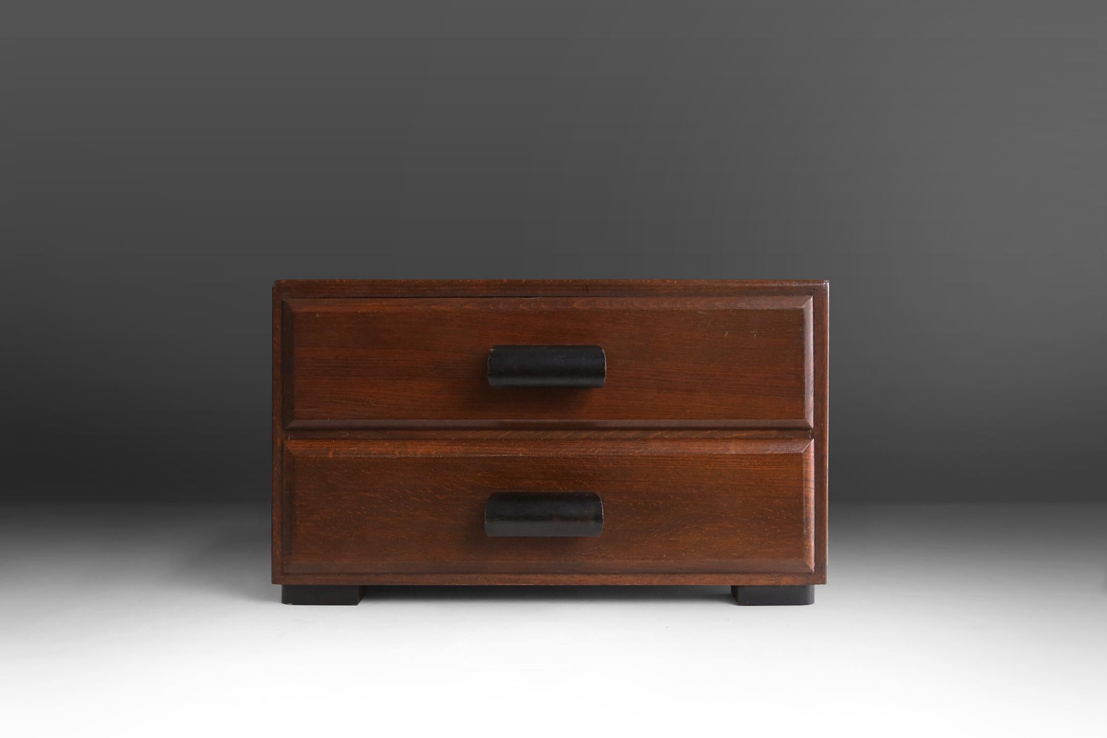 Small Art Deco chest of drawers made around 1930 in Belgium. Whit some nice Art Deco handles.