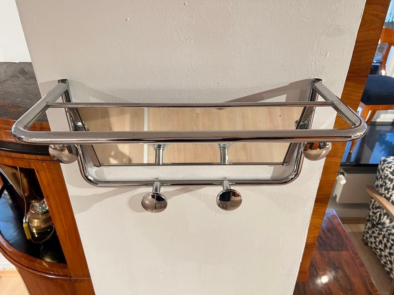 Piccolo appendiabiti Art Deco con specchio, cromato, Francia, circa 1930.
Tubolare in acciaio, cromato e lucidato. Vetro a specchio con cornice girevole. Si monta a parete attraverso due fori per le viti.
Dimensioni:
* H. H. 30 cm / 11.8 in
* W 60