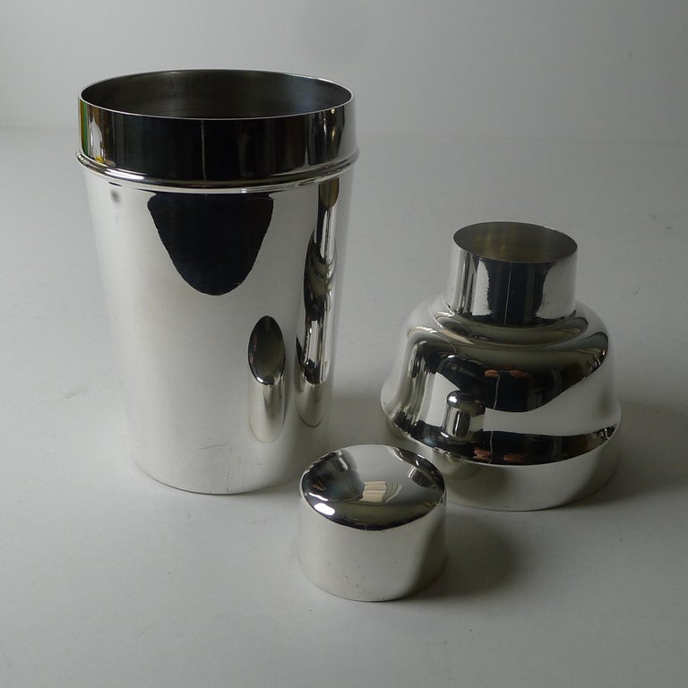 Shaker et plateau de cocktail Art Déco en métal argenté, huit