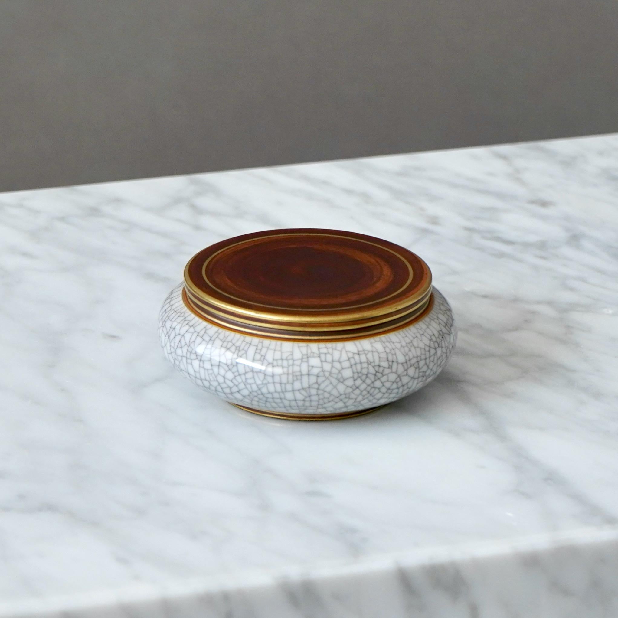 Smaltato Piccola ciotola con coperchio in stile Art Déco smaltato a crepe di Gunnar Nylund. ALP, Svezia, anni '30 in vendita