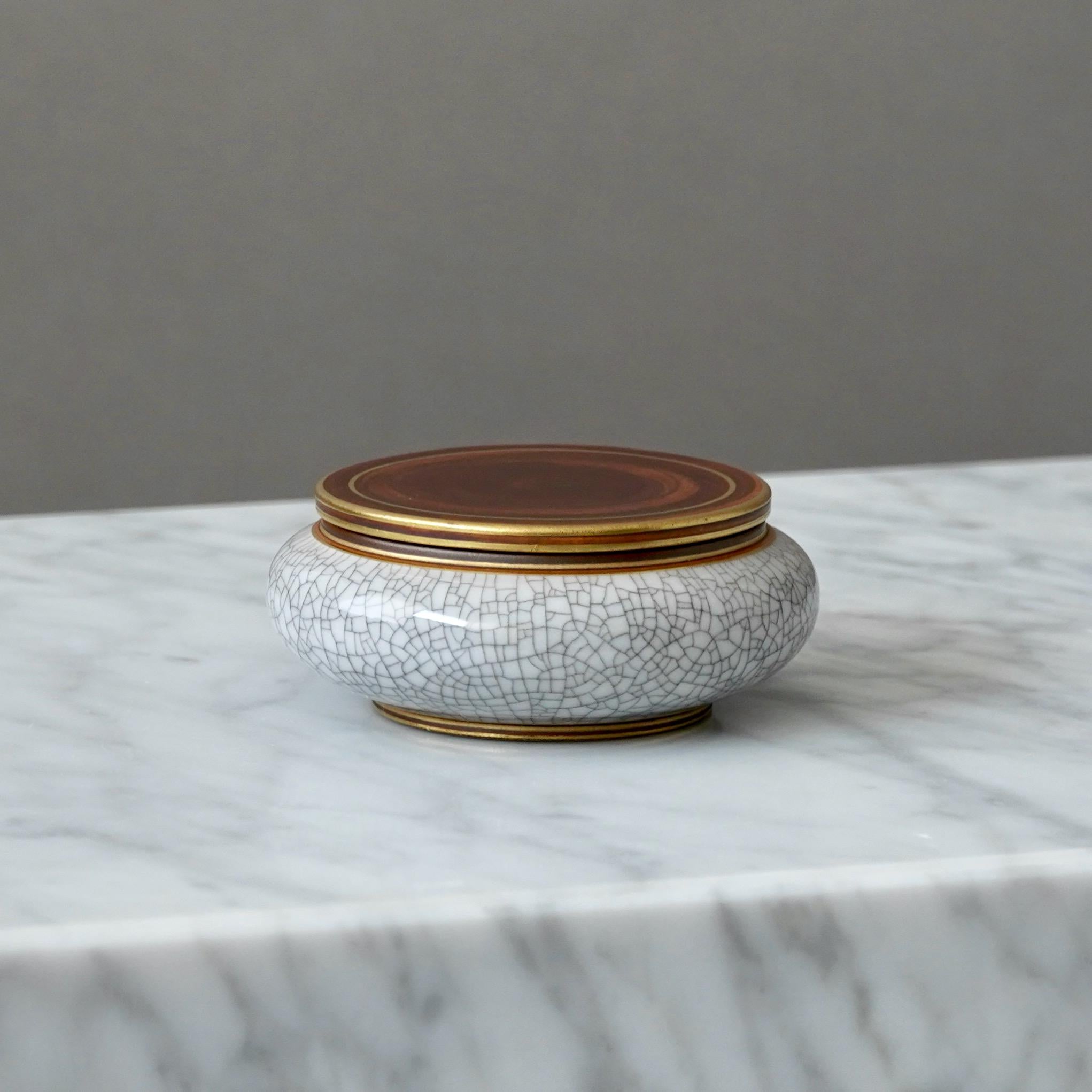 Piccola ciotola con coperchio in stile Art Déco smaltato a crepe di Gunnar Nylund. ALP, Svezia, anni '30 In condizioni buone in vendita a Malmö, SE