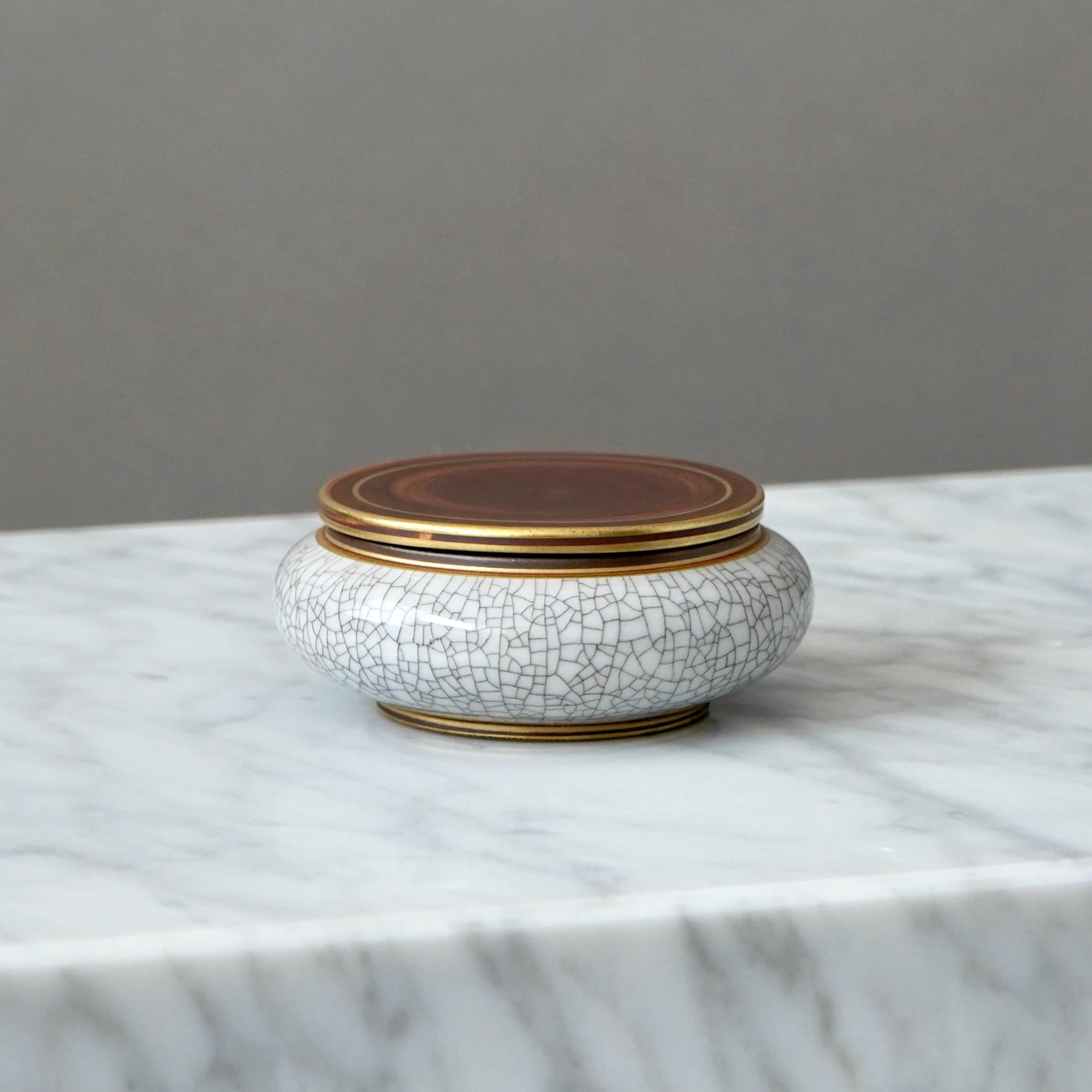 Ceramica Piccola ciotola con coperchio in stile Art Déco smaltato a crepe di Gunnar Nylund. ALP, Svezia, anni '30 in vendita